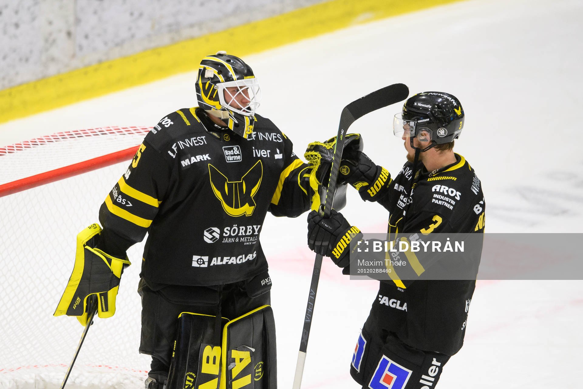 Västerås målvakt Emil Kruse och August Nilsson jublar