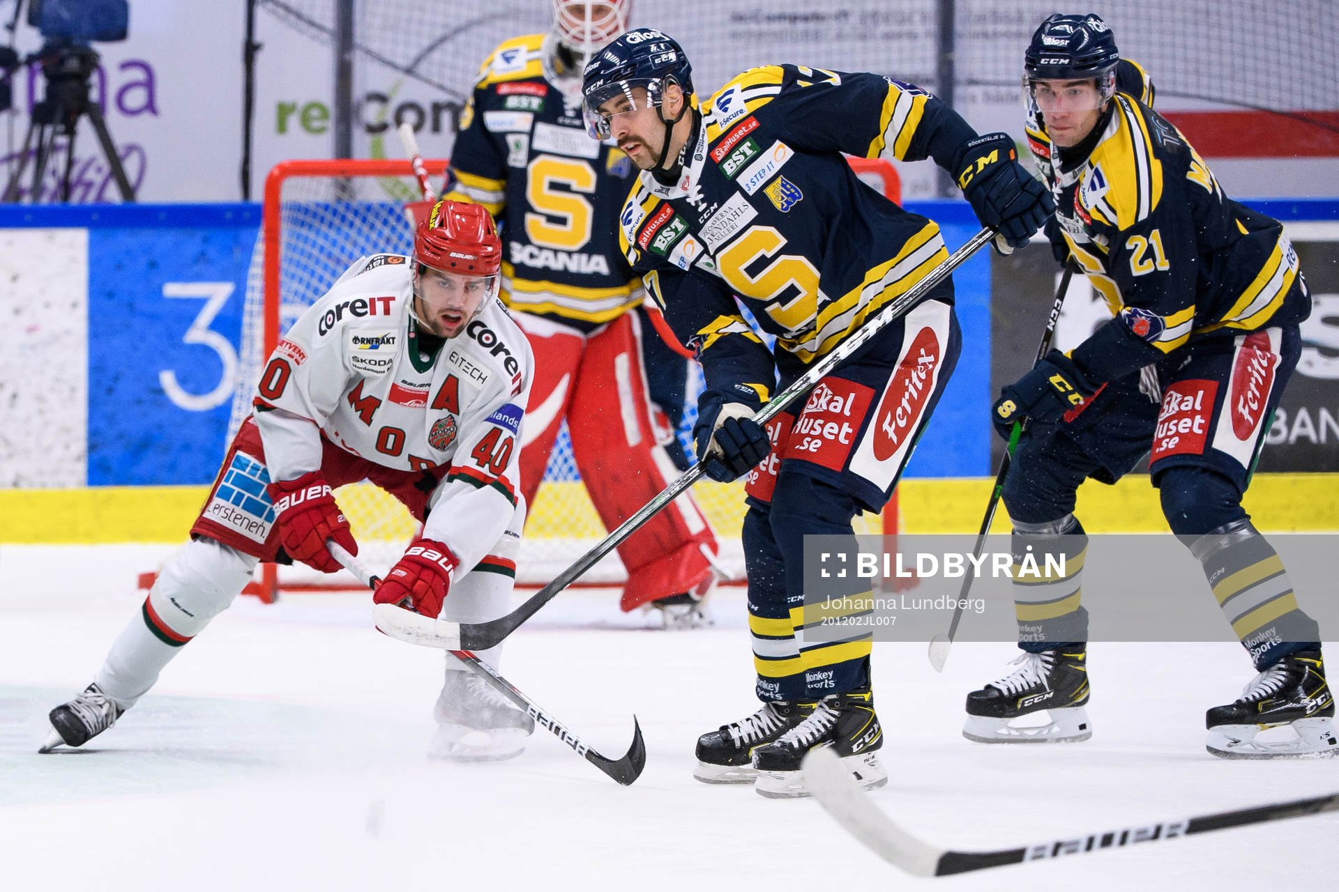 Modos Kalle Jellvert  och Södertäljes Evan Bouchard
