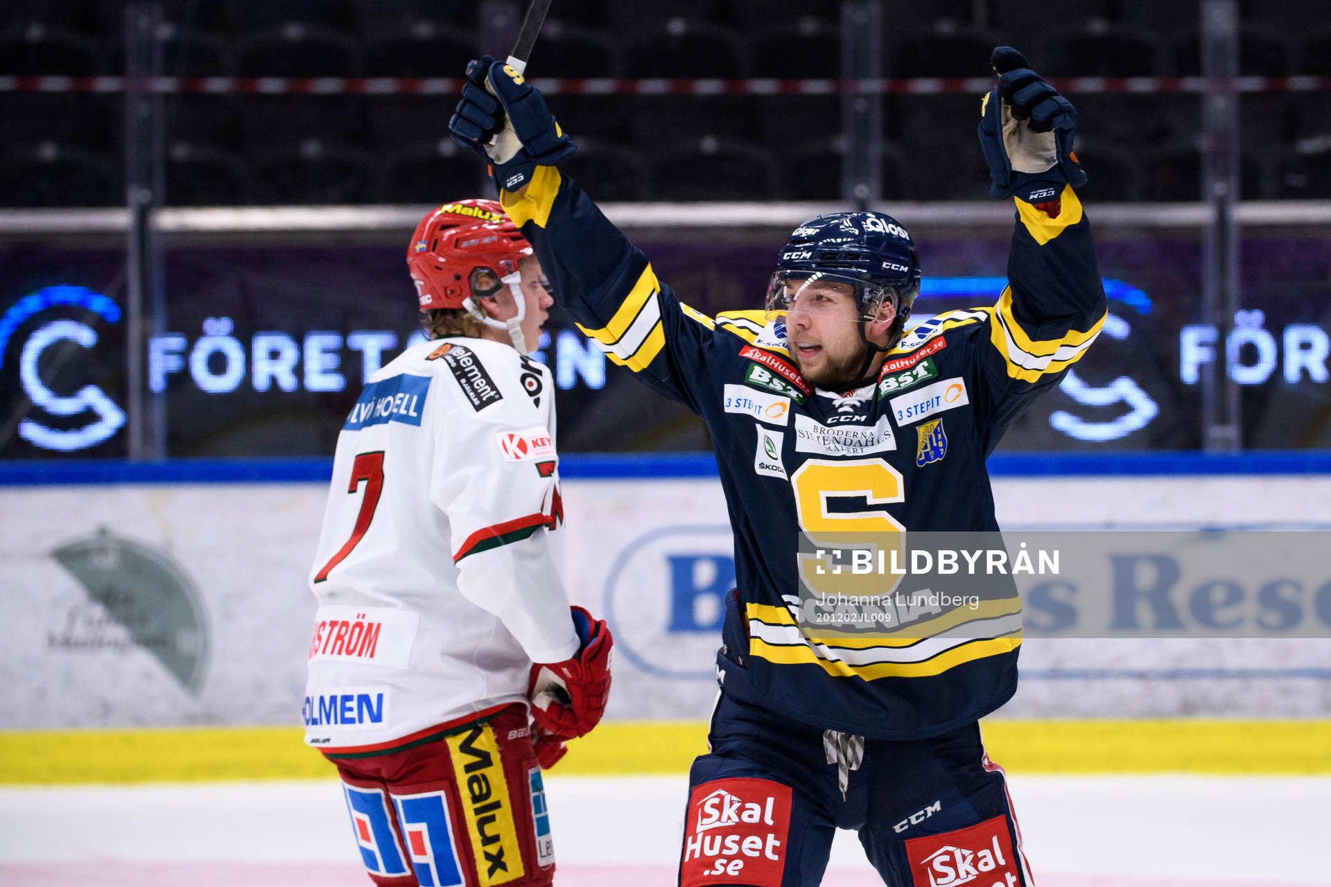 Södertäljes Emil Alba jublar