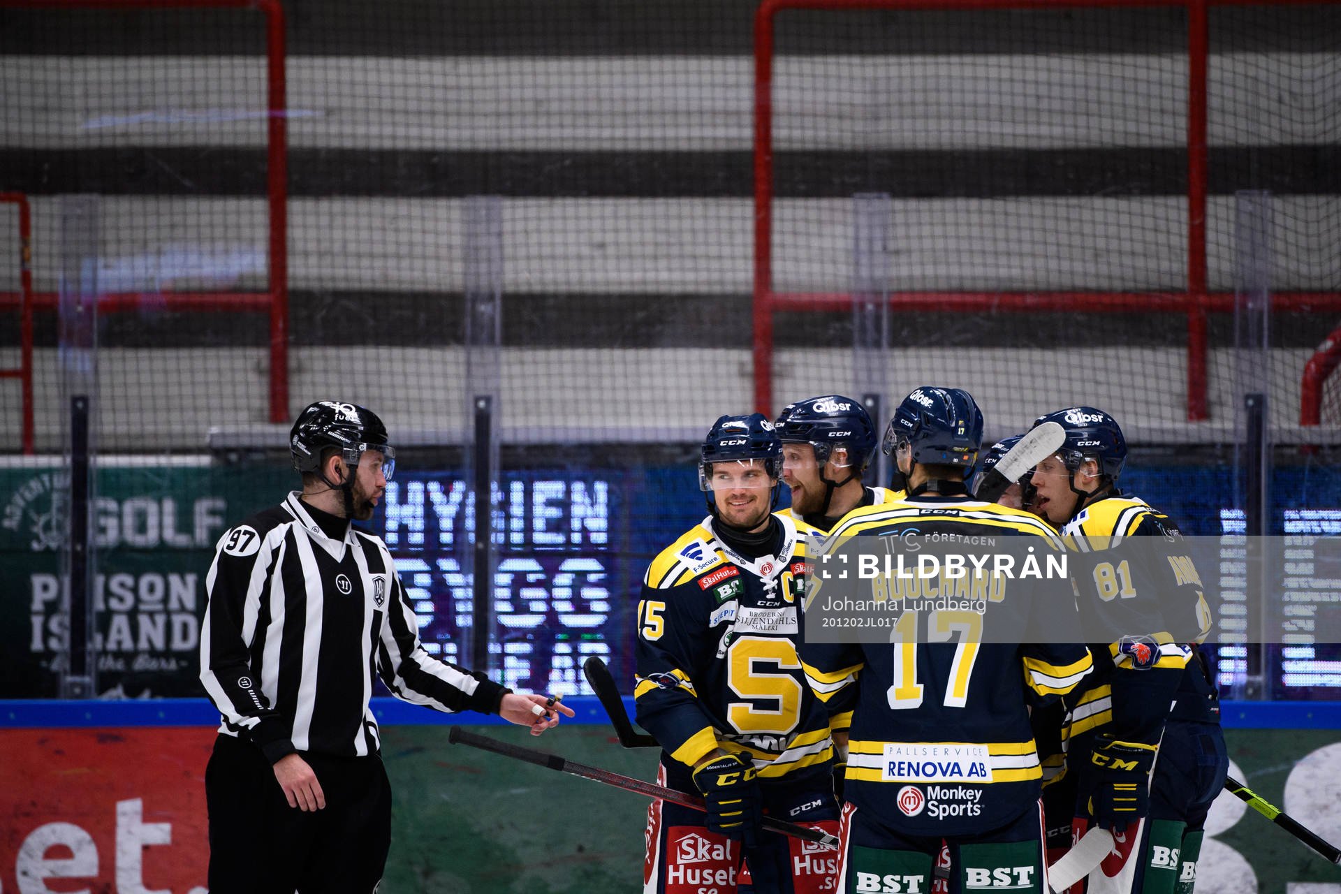 Södertäljes spelare jublar med Hugo Gustafsson