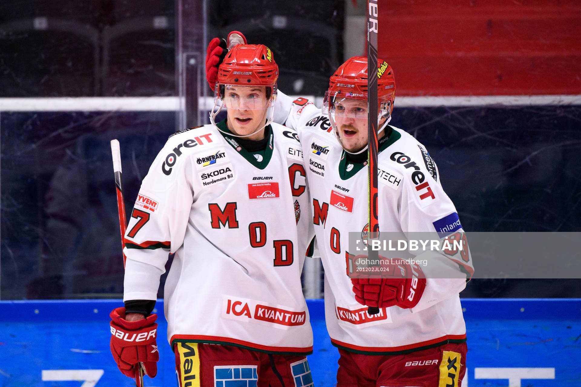 Modos Brendan Mikkelson och Patrik Karlkvist jublar