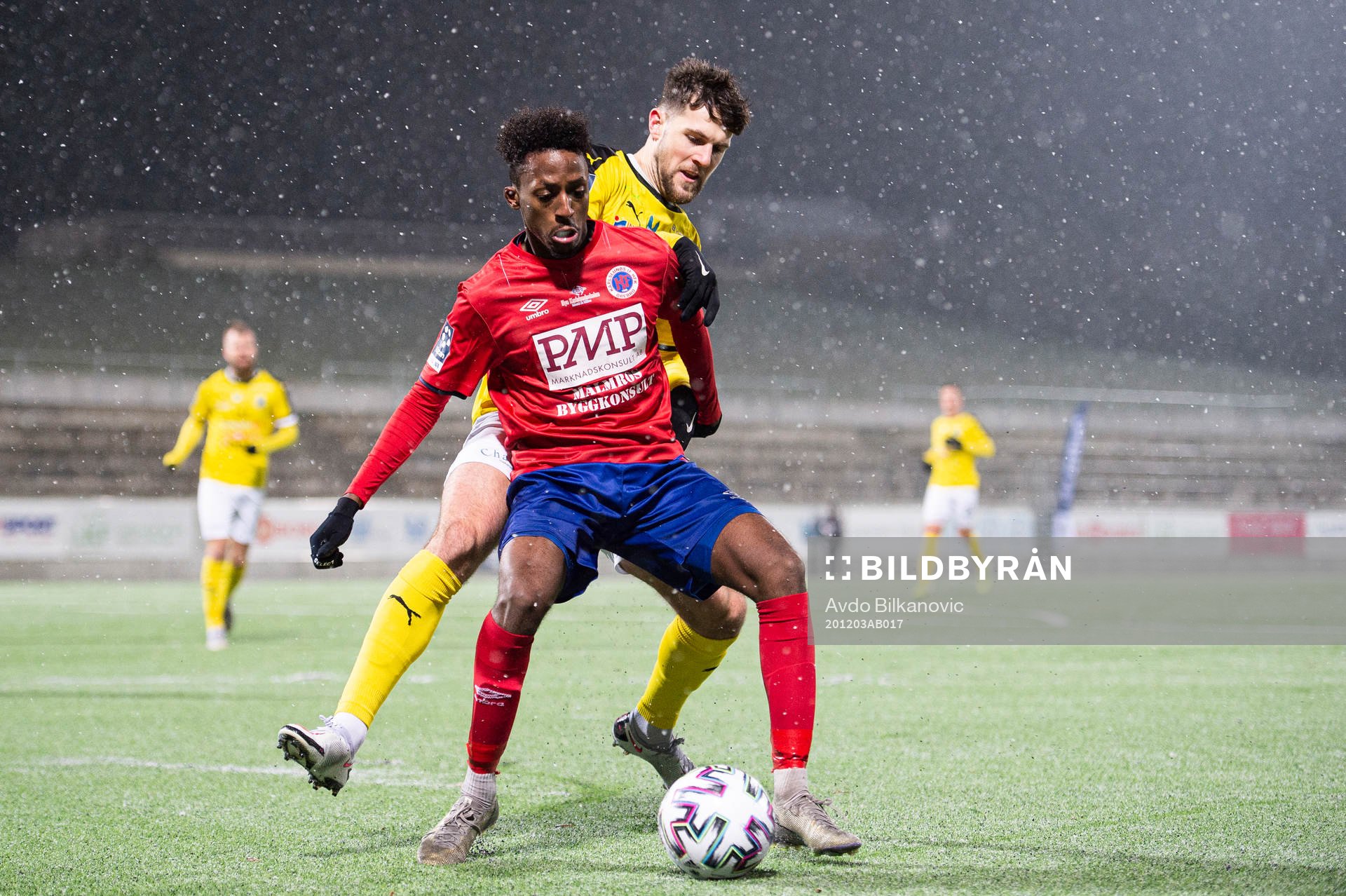Karlslunds Ibrahim Habib och Lunds Oliver Stojanovic Fredin under fotbollsmatchen i kvalet till Division 1 mellan Lund BK och Karlslund den 3 december 2020 i Lund.