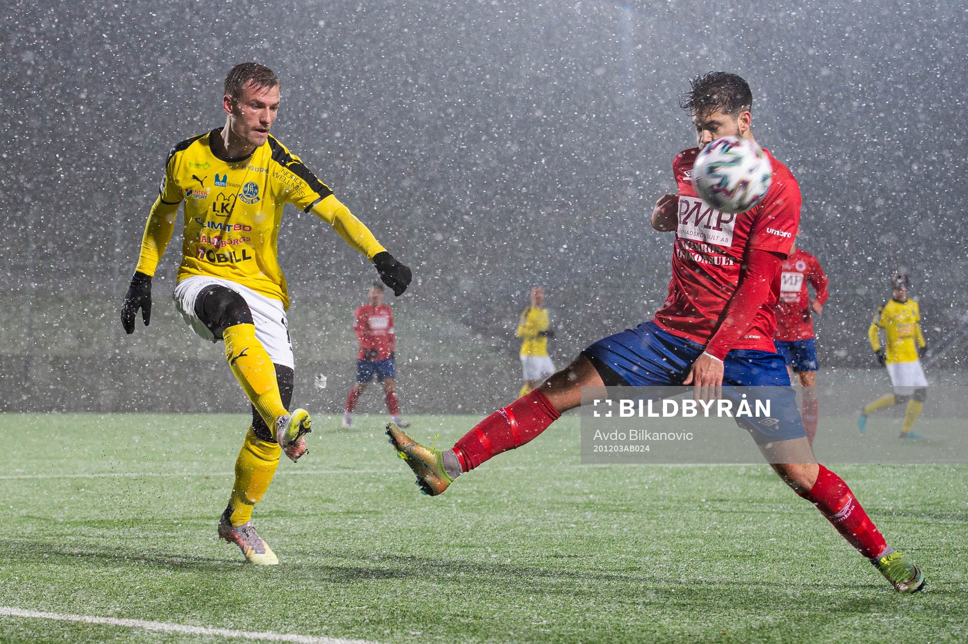 Lunds Jesper Rindmo och Karlslunds Christopher Alp under fotbollsmatchen i kvalet till Division 1 mellan Lund BK och Karlslund den 3 december 2020 i Lund.