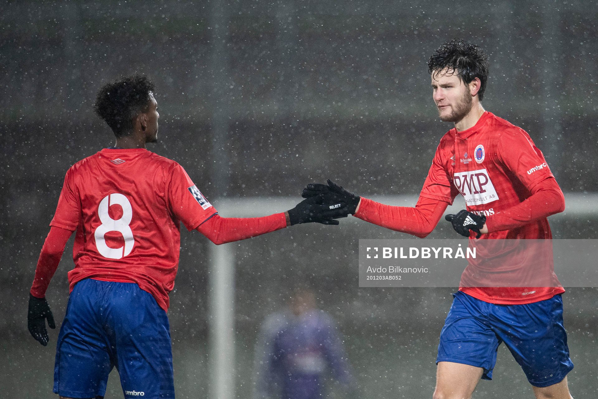 Karlslunds Ibrahim Habib och Karlslunds Helmer Andersson jublar under fotbollsmatchen i kvalet till Division 1 mellan Lund BK och Karlslund den 3 december 2020 i Lund.