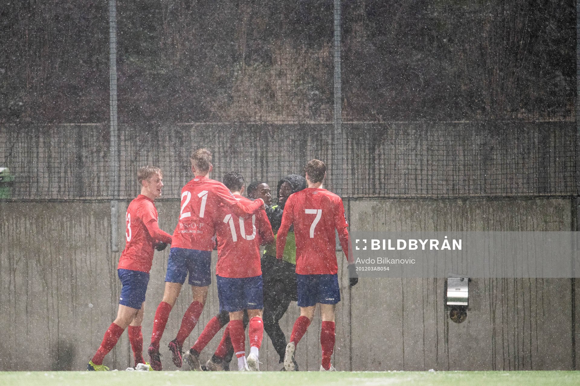 Karlslunds Rickson Mansiamina jublar efter 1-1 målet under fotbollsmatchen i kvalet till Division 1 mellan Lund BK och Karlslund den 3 december 2020 i Lund.