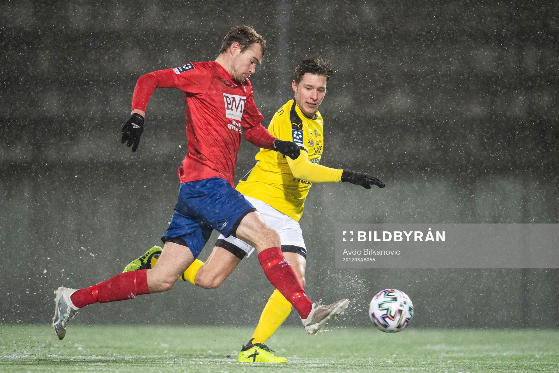 Karlslunds Martin Springfeldt och Lunds Gustav Båth Sågänger under fotbollsmatchen i kvalet till Division 1 mellan Lund BK och Karlslund den 3 december 2020 i Lund.