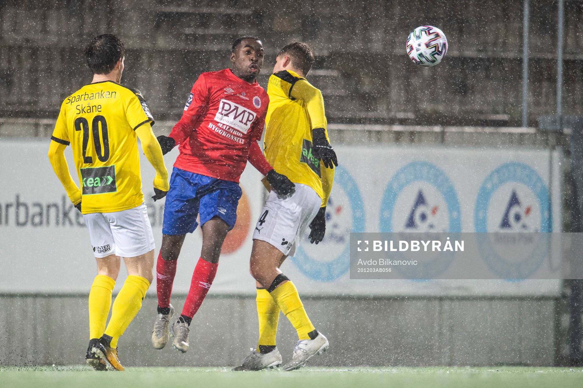 Karlslunds Rickson Mansiamina mellan Lunds André Strandberg och Noel Hansson under fotbollsmatchen i kvalet till Division 1 mellan Lund BK och Karlslund den 3 december 2020 i Lund.