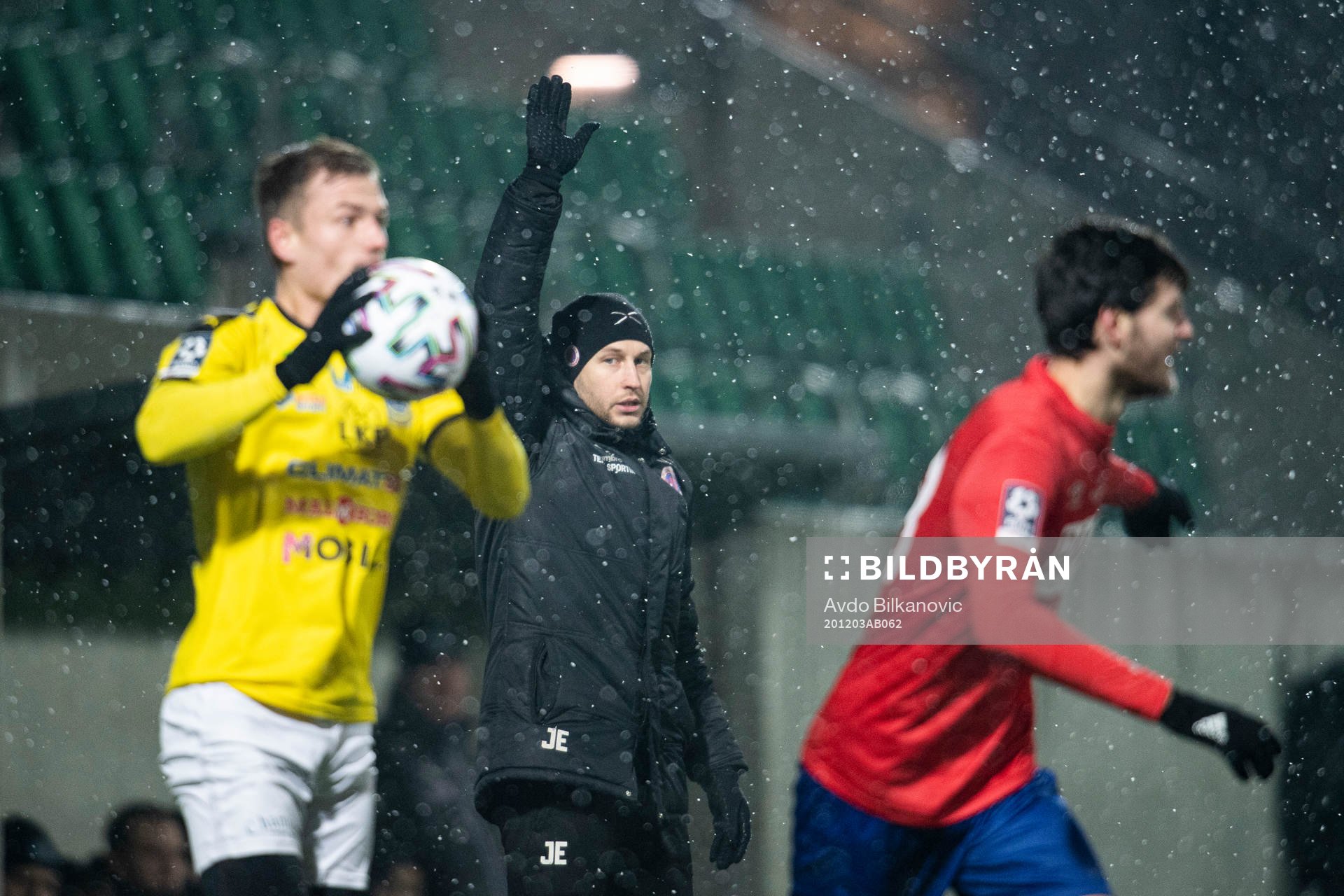 Karlslunds tränare Jonathan Ederström under fotbollsmatchen i kvalet till Division 1 mellan Lund BK och Karlslund den 3 december 2020 i Lund.