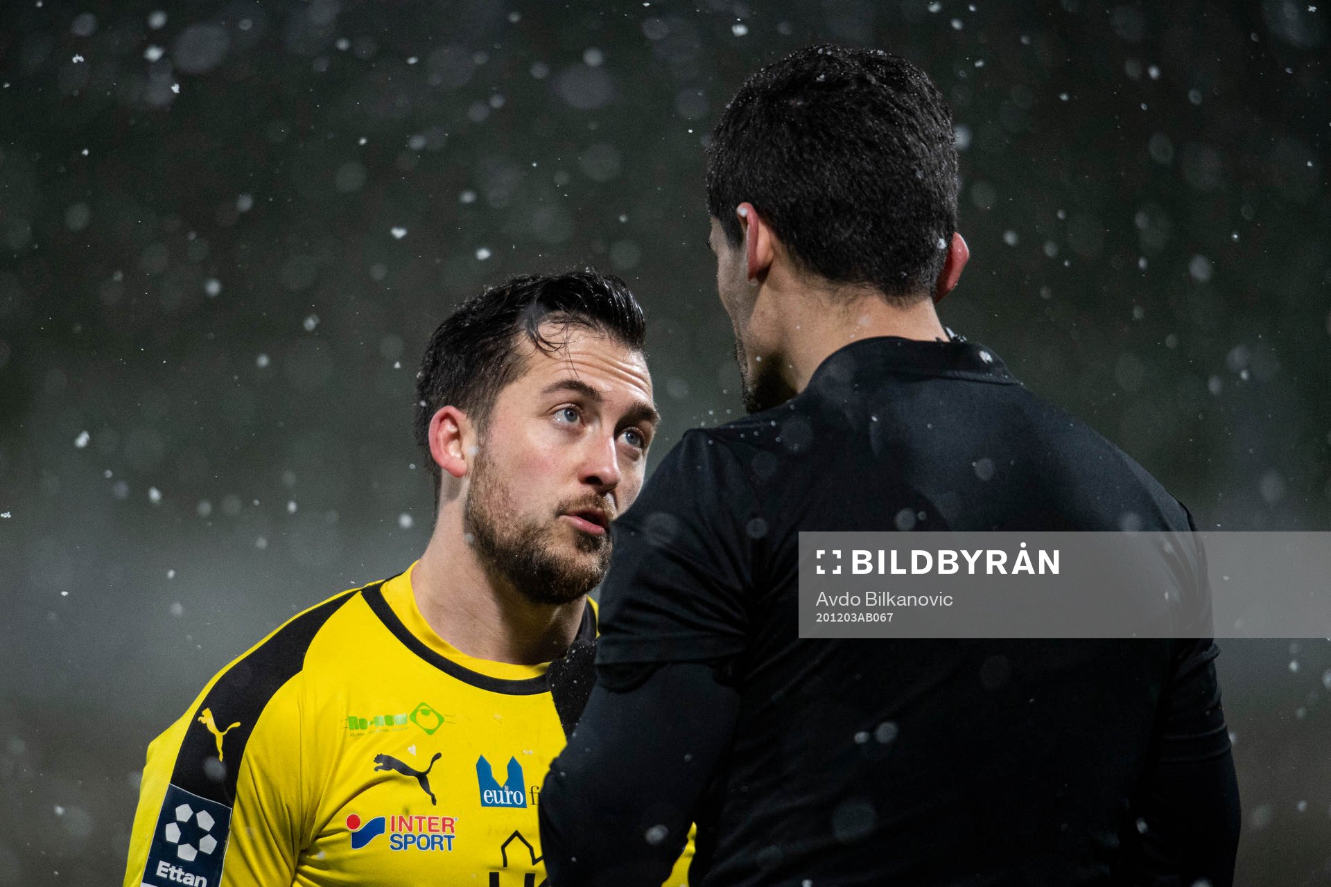 Gustav Hillstedt och domare Fikret Buqa
