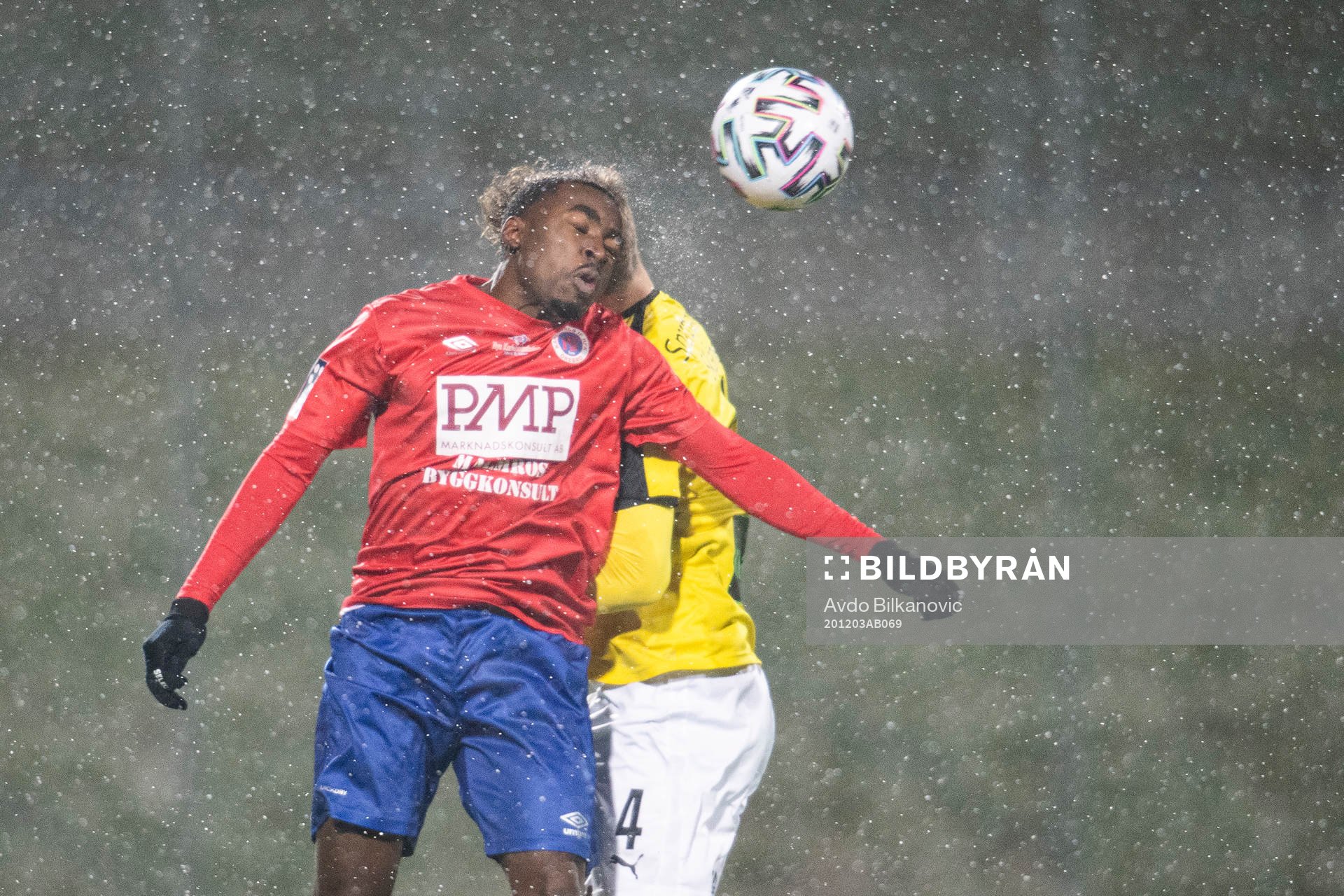 Lunds Noel Hansson i nickduell mot Karlslunds Rickson Mansiamina under fotbollsmatchen i kvalet till Division 1 mellan Lund BK och Karlslund den 3 december 2020 i Lund.