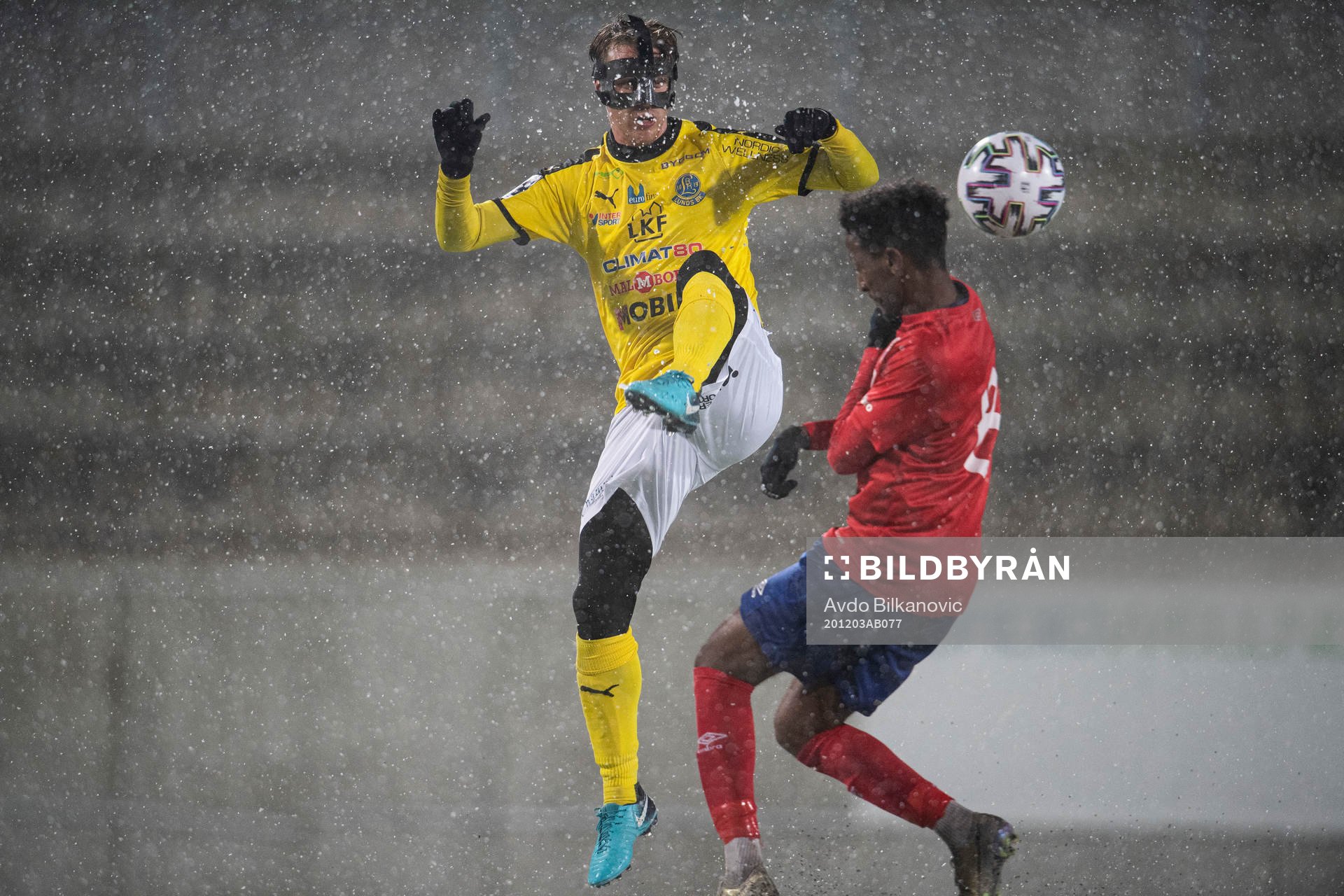 Lunds Gustav Eden och Karlslunds Ibrahim Habib under fotbollsmatchen i kvalet till Division 1 mellan Lund BK och Karlslund den 3 december 2020 i Lund.