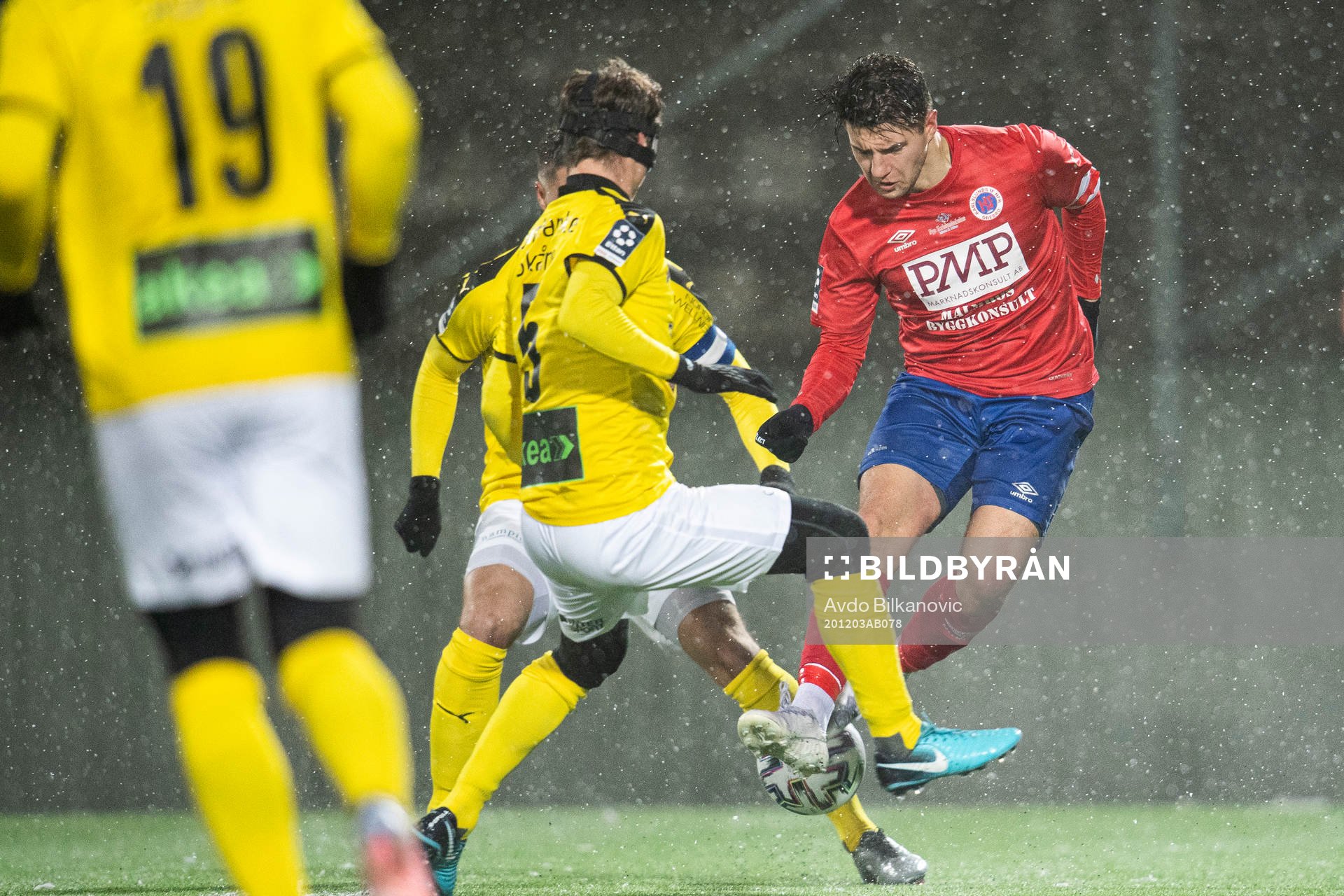 Karlslunds Christer Lipovac under fotbollsmatchen i kvalet till Division 1 mellan Lund BK och Karlslund den 3 december 2020 i Lund.
