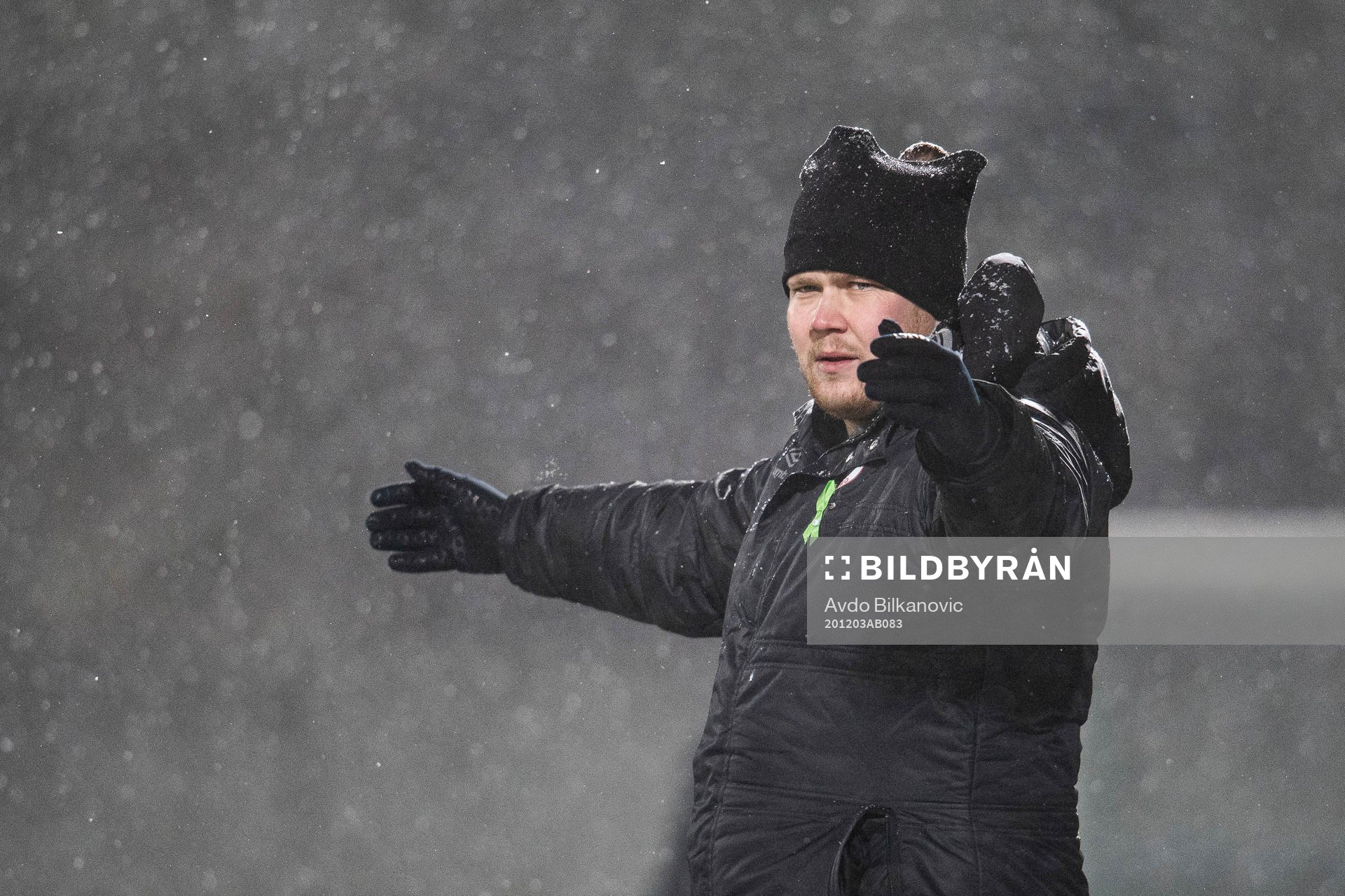 Karlslunds assisterande tränare Anton Olsson under fotbollsmatchen i kvalet till Division 1 mellan Lund BK och Karlslund den 3 december 2020 i Lund.