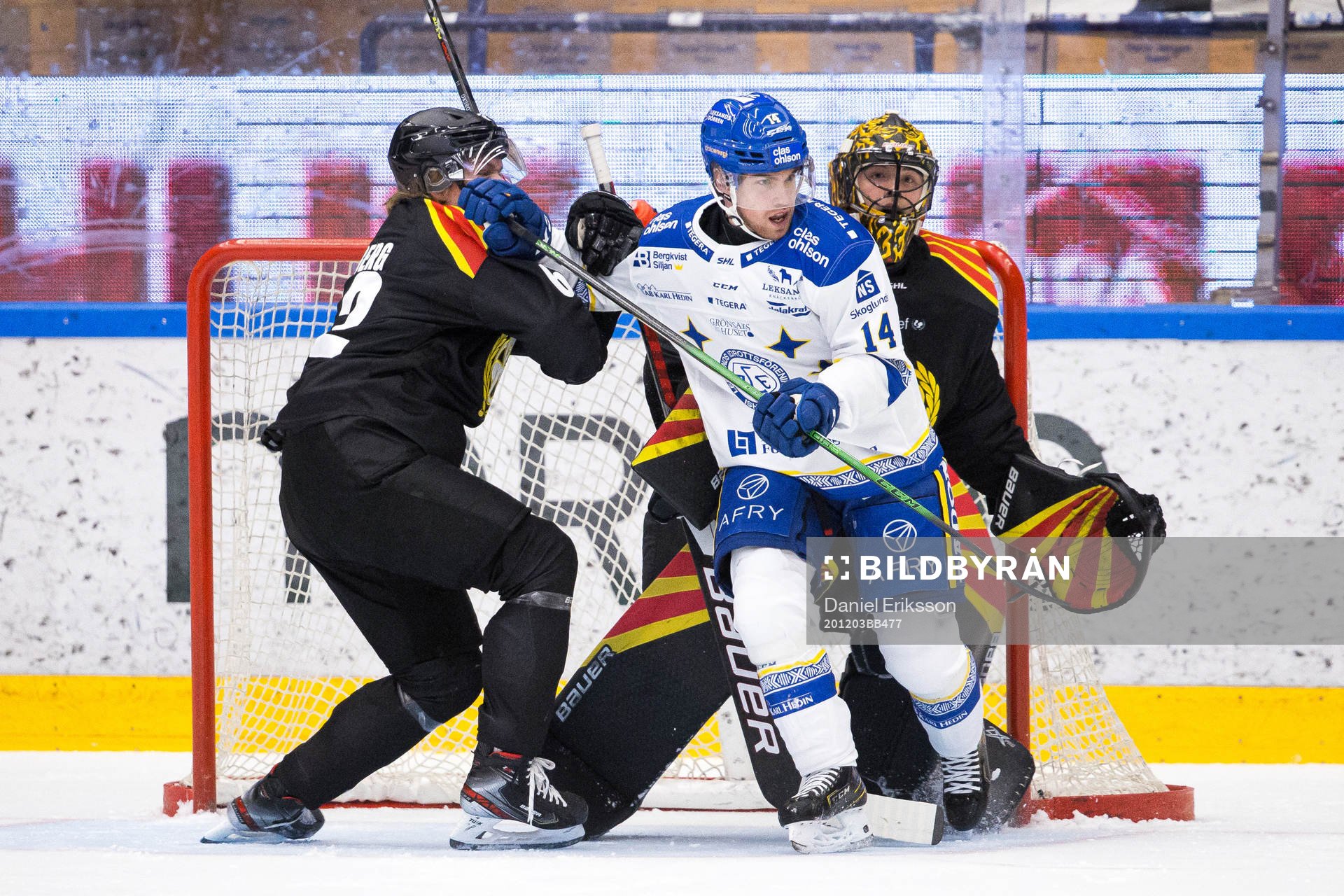 Leksands Oskar Lang oroar framför Brynäs Tom Hedberg och