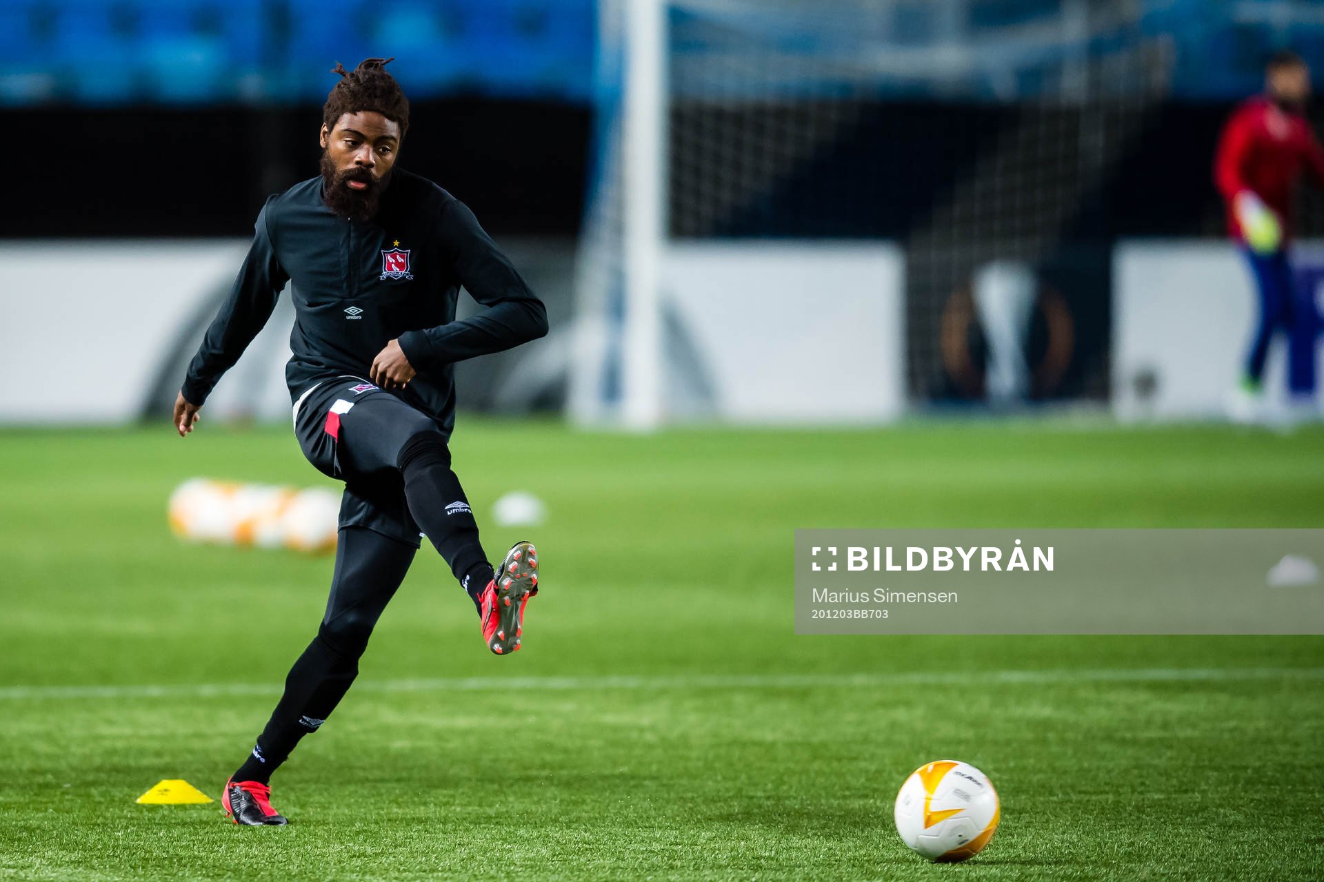 Nathan Oduwa of Dundalk warms up