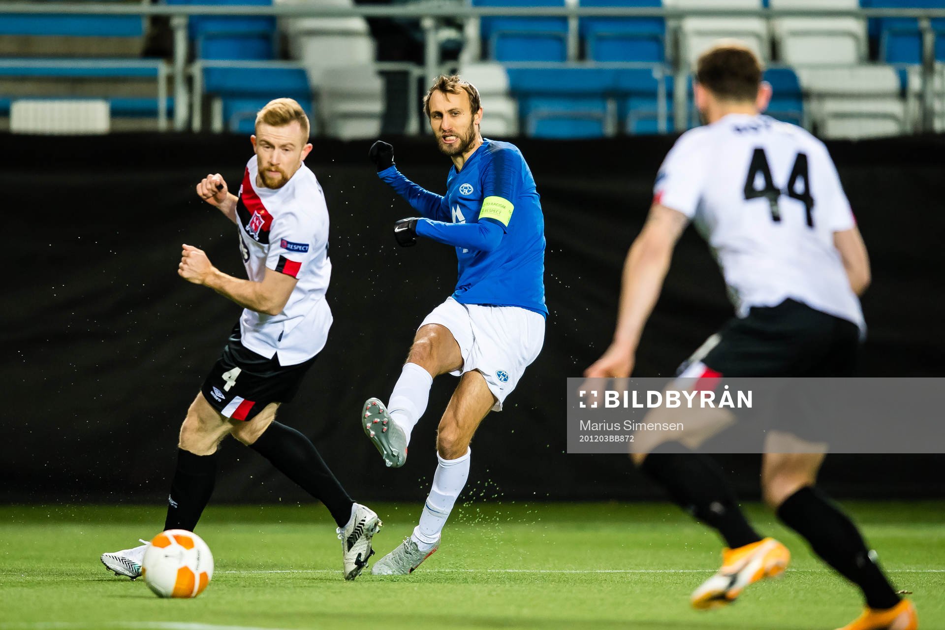 Sean Hoare of Dundalk and Magnus Wolff Eikrem of Molde