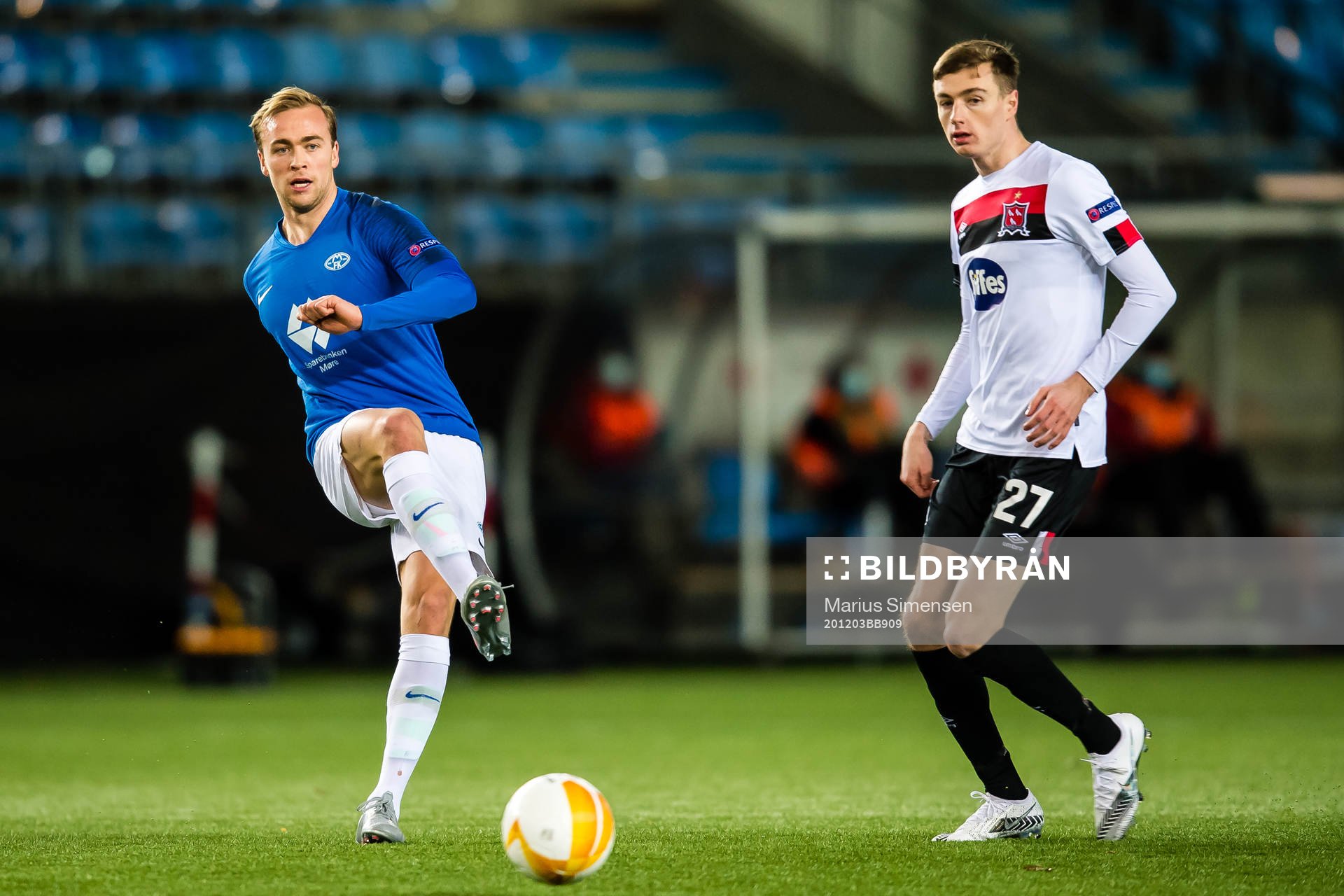 Martin Skjelbreid Ellingsen of Molde and Daniel Kelly of
