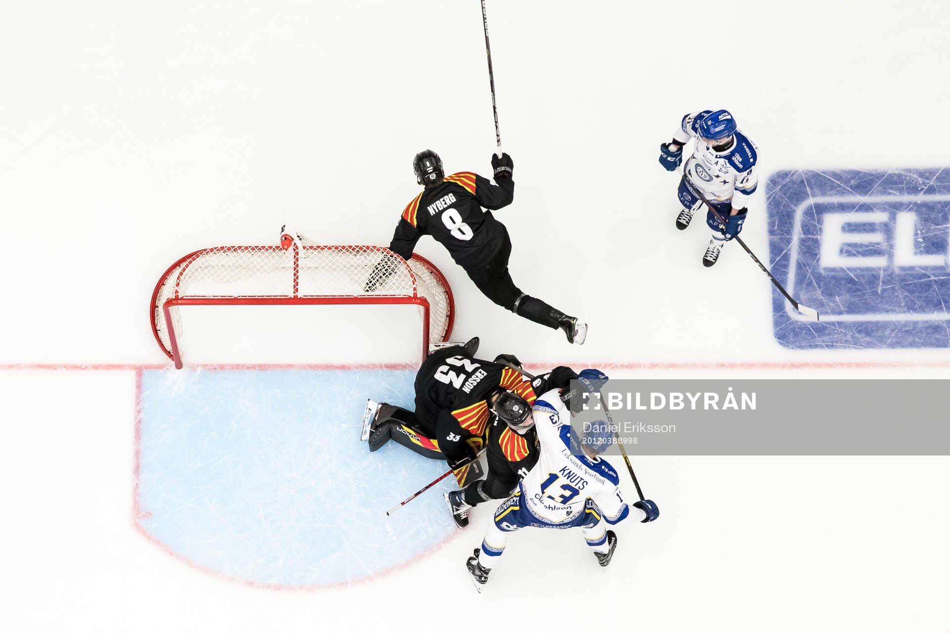Brynäs Josef Ingman   och Leksands Jon Knuts framför