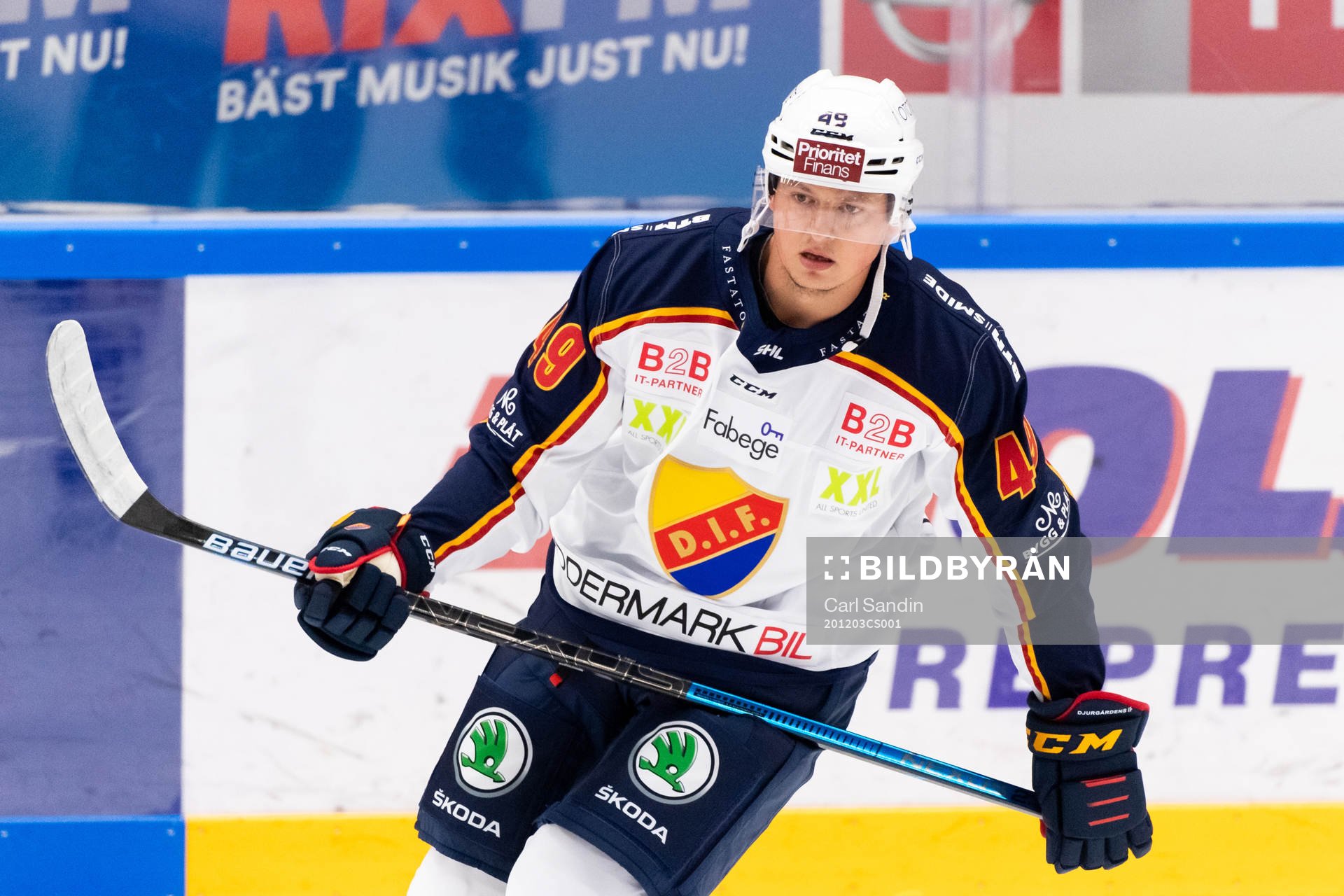 Djurgårdens Rhett Rakhshani värmer upp innan