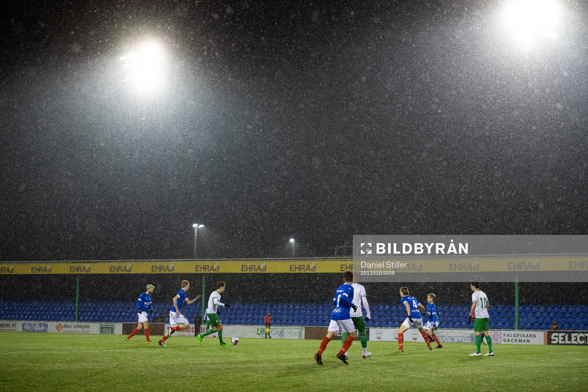 Snö under fotbollsmatchen mellan Västra Frölunda och Åtvidaberg i kvalet till division 1 den 3 december 2020 i Göteborg.