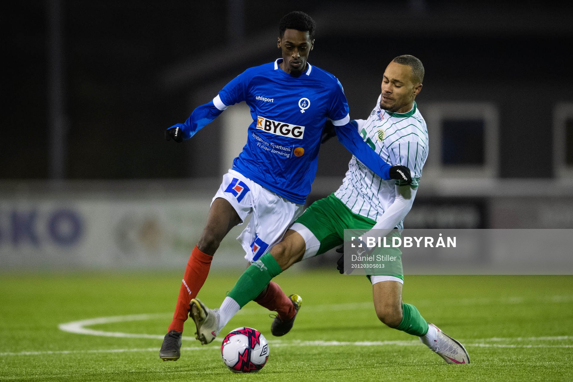 Åtvidabergs Mohammed Mahammed i kamp med Pascal Olsson under fotbollsmatchen mellan Västra Frölunda och Åtvidaberg i kvalet till division 1 den 3 december 2020 i Göteborg.