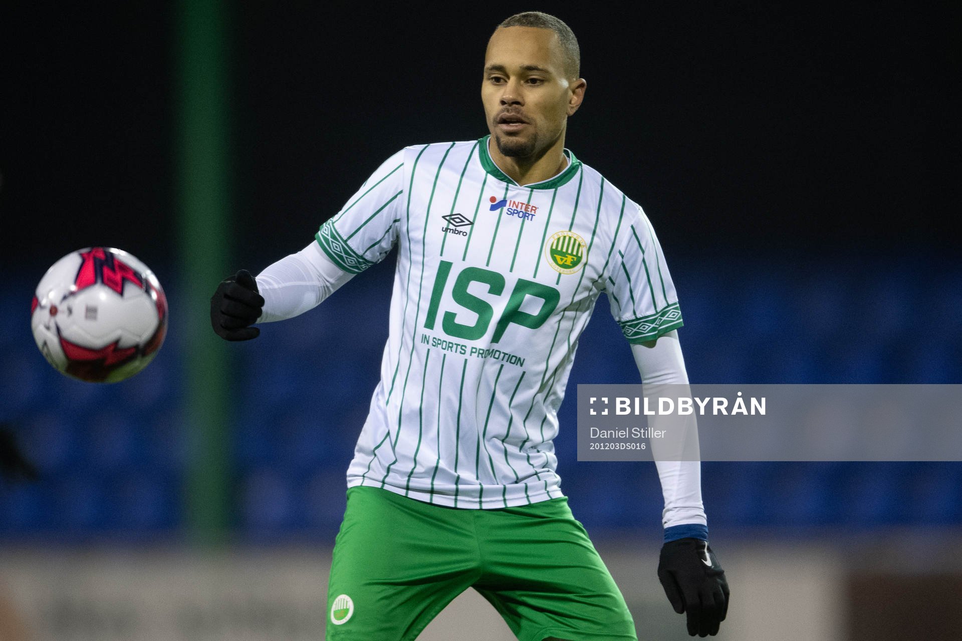 Frölundas Pascal Olsson under fotbollsmatchen mellan Västra Frölunda och Åtvidaberg i kvalet till division 1 den 3 december 2020 i Göteborg.