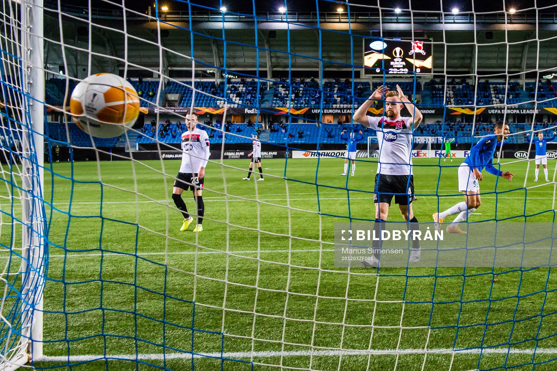 Cameron Dummigan and Sean Hoare of Dundalk looks dejected