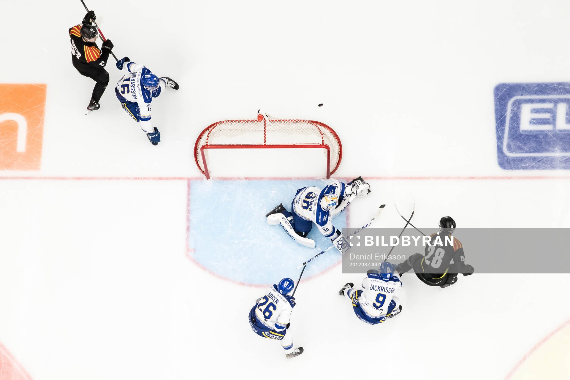 Brynäs Lukas Zetterberg framför Leksands målvakt Janne