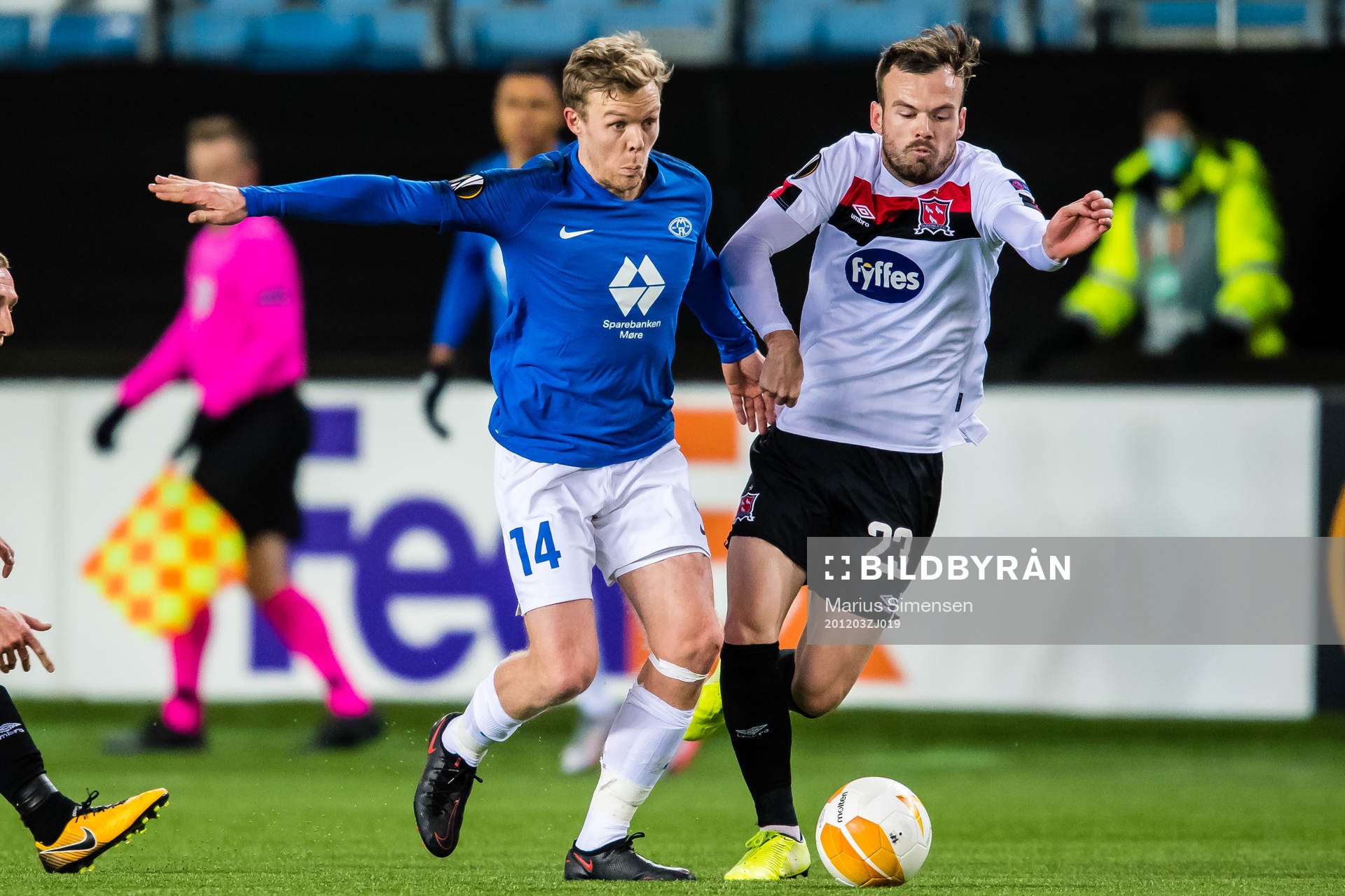 Erling Knudtzon of Molde and Cameron Dummigan of Dundalk