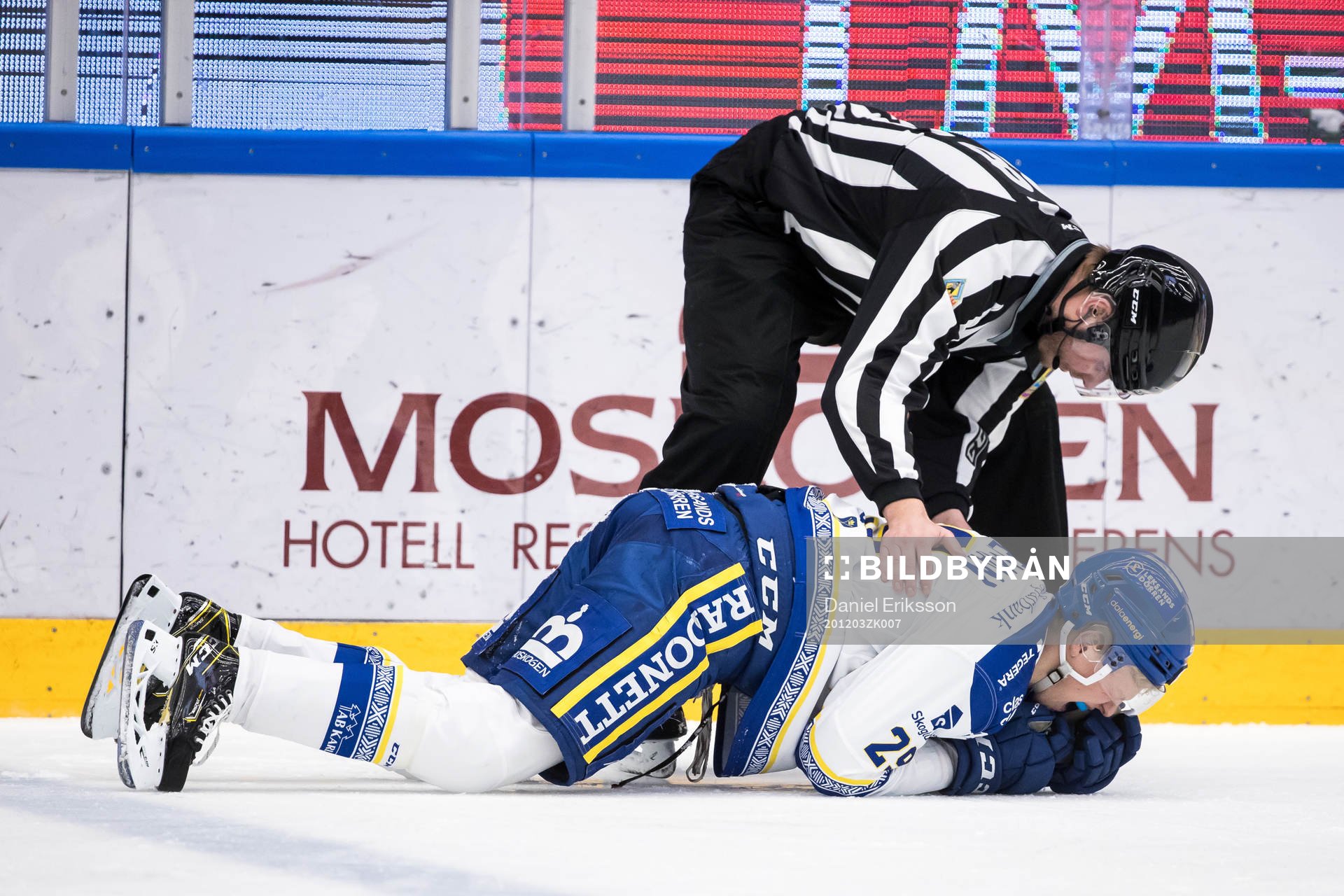 Leksands Emil Heineman skadad och ses över av linjedomare