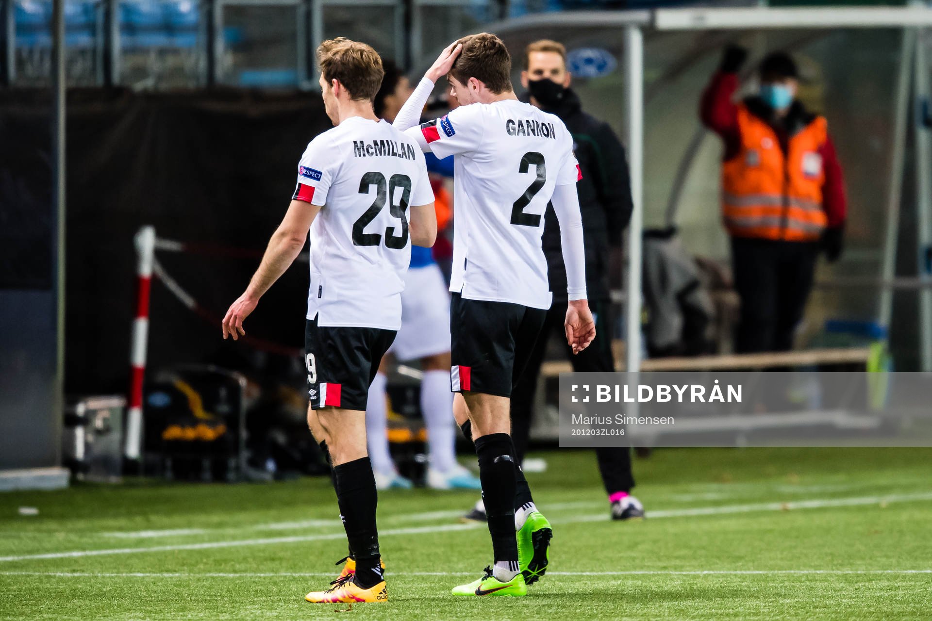 David McMillan and Sean Gannon of Dundalk looks dejected