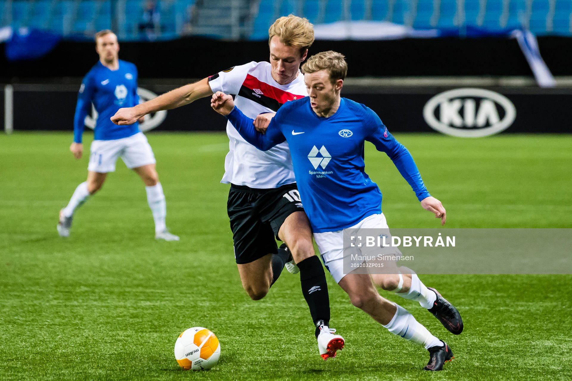 Greg Sloggett of Dundalk and Erling Knudtzon of Molde