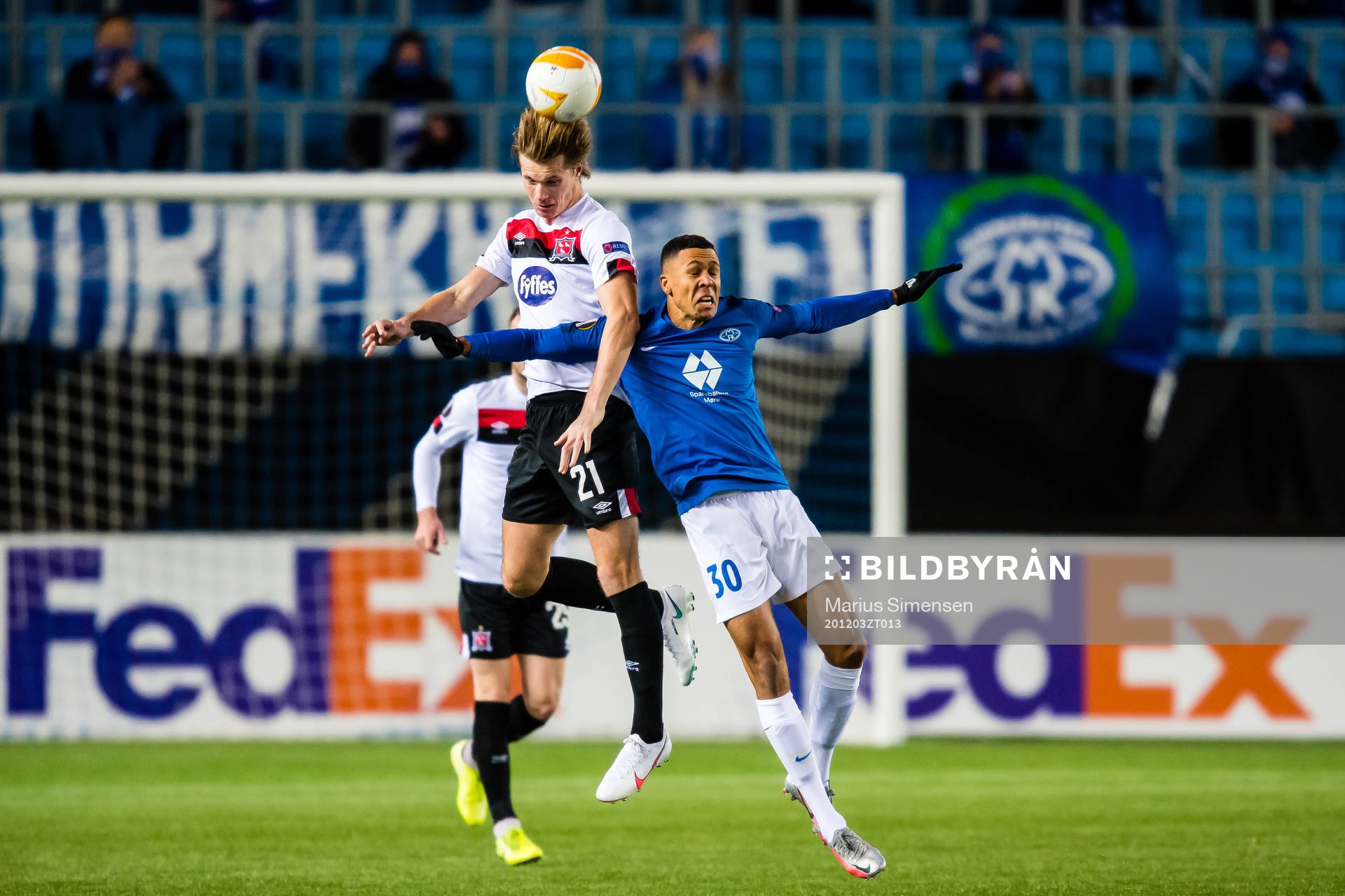 Dan Cleary of Dundalk and Mathis Gazoa Kippersund Bolly of