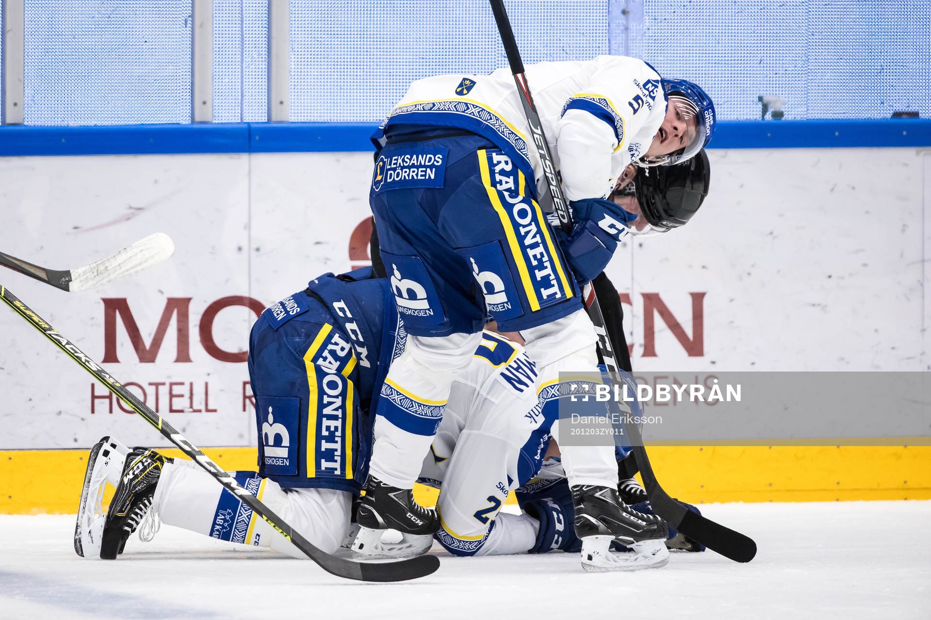 Leksands Emil Heineman skadad se över av Leksands Calle