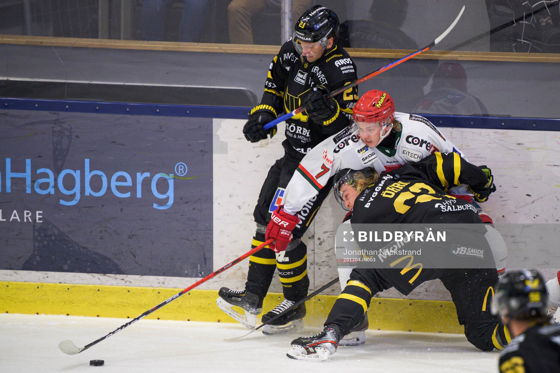 Västerås Daniel Öhrn och Alexander Younan i en kamp mot