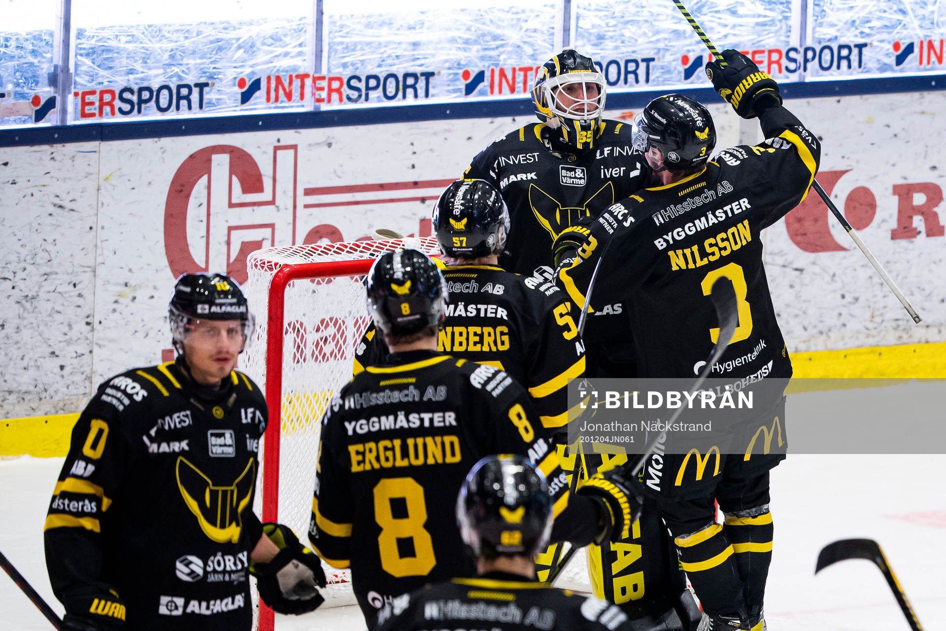 Västerås målvakt Emil Kruse jublar med lagkamrater