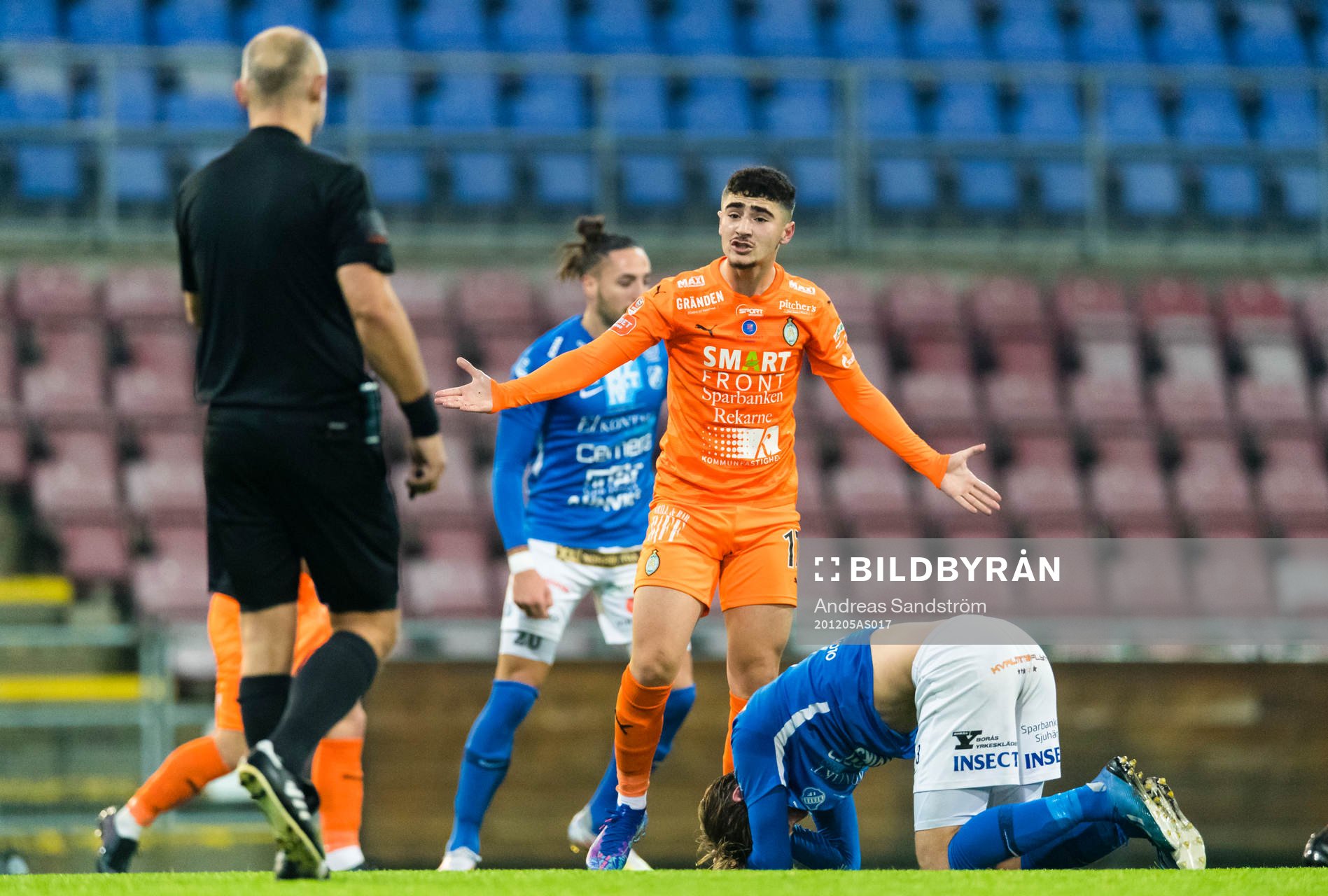 AFC Eskilstunas Ismet Lushaku reagerar mot domare Robert