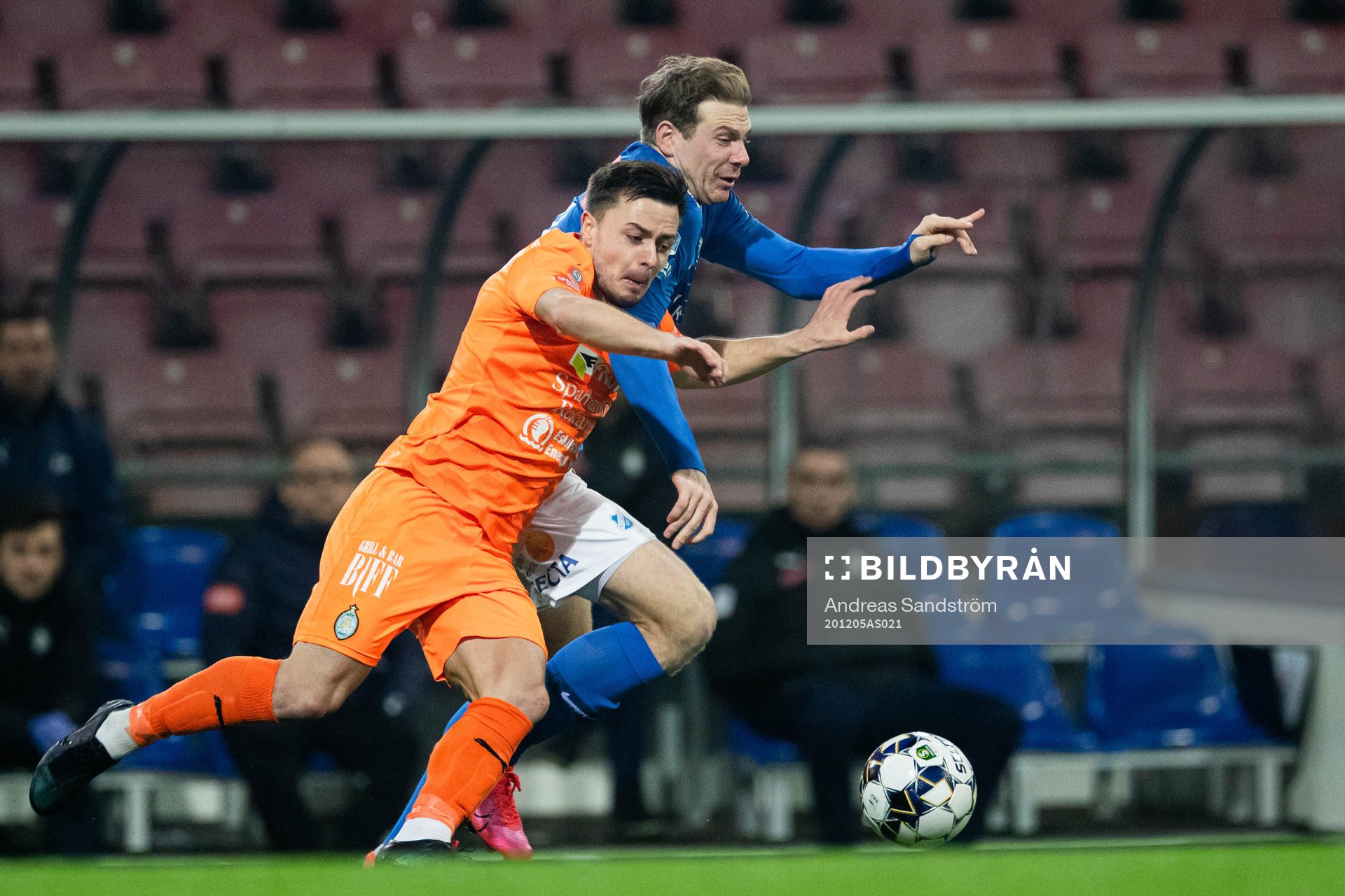 AFC Eskilstunas Ryabn Williams och Norrbys Nicklas Savolainen under fotbollsmatchen i Superettan mellan AFC Eskilstuna och Norrby den 5 december 2020 i Eskilstuna.