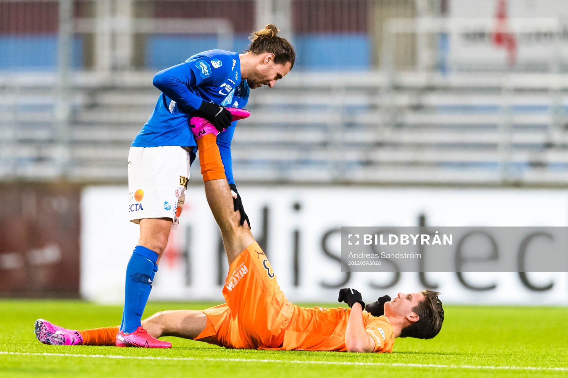 AFC Eskilstunas Wilhelm Loeper får hjälp av Norrbys