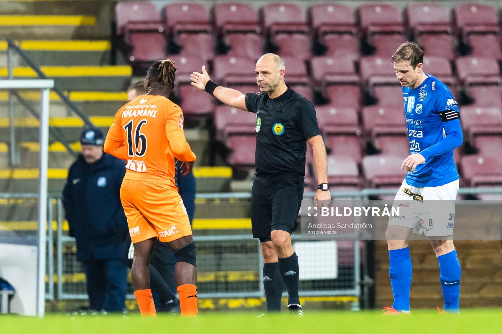 Domare Robert Daradic ber AFC Eskilstunas Onyedikachukwu