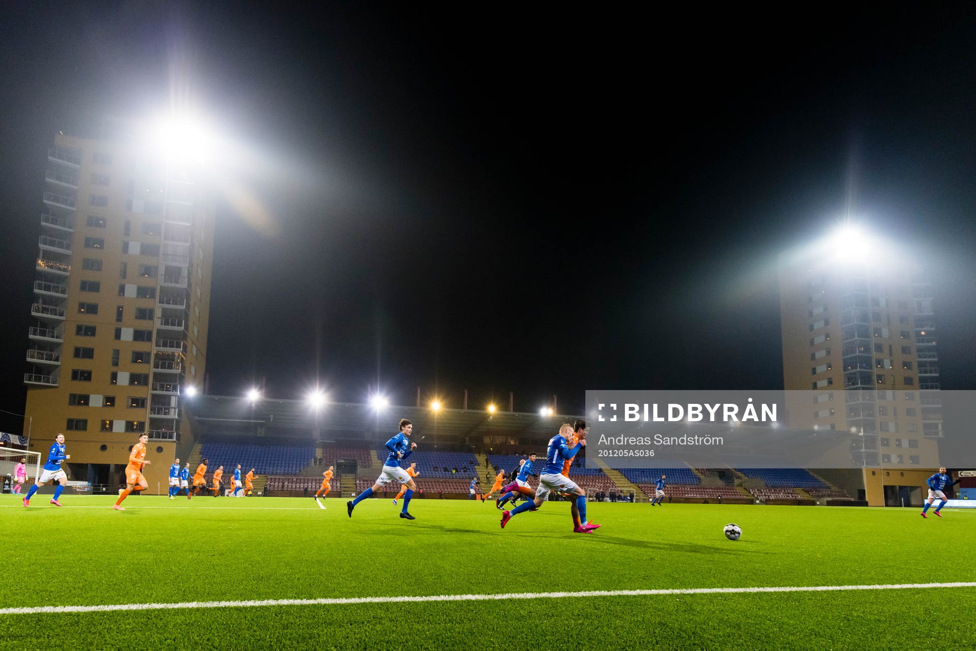 Norrbys Alen Krasnici jagar efter bollen med en AFC Eskilstunas spelare under fotbollsmatchen i Superettan mellan AFC Eskilstuna och Norrby den 5 december 2020 i Eskilstuna.