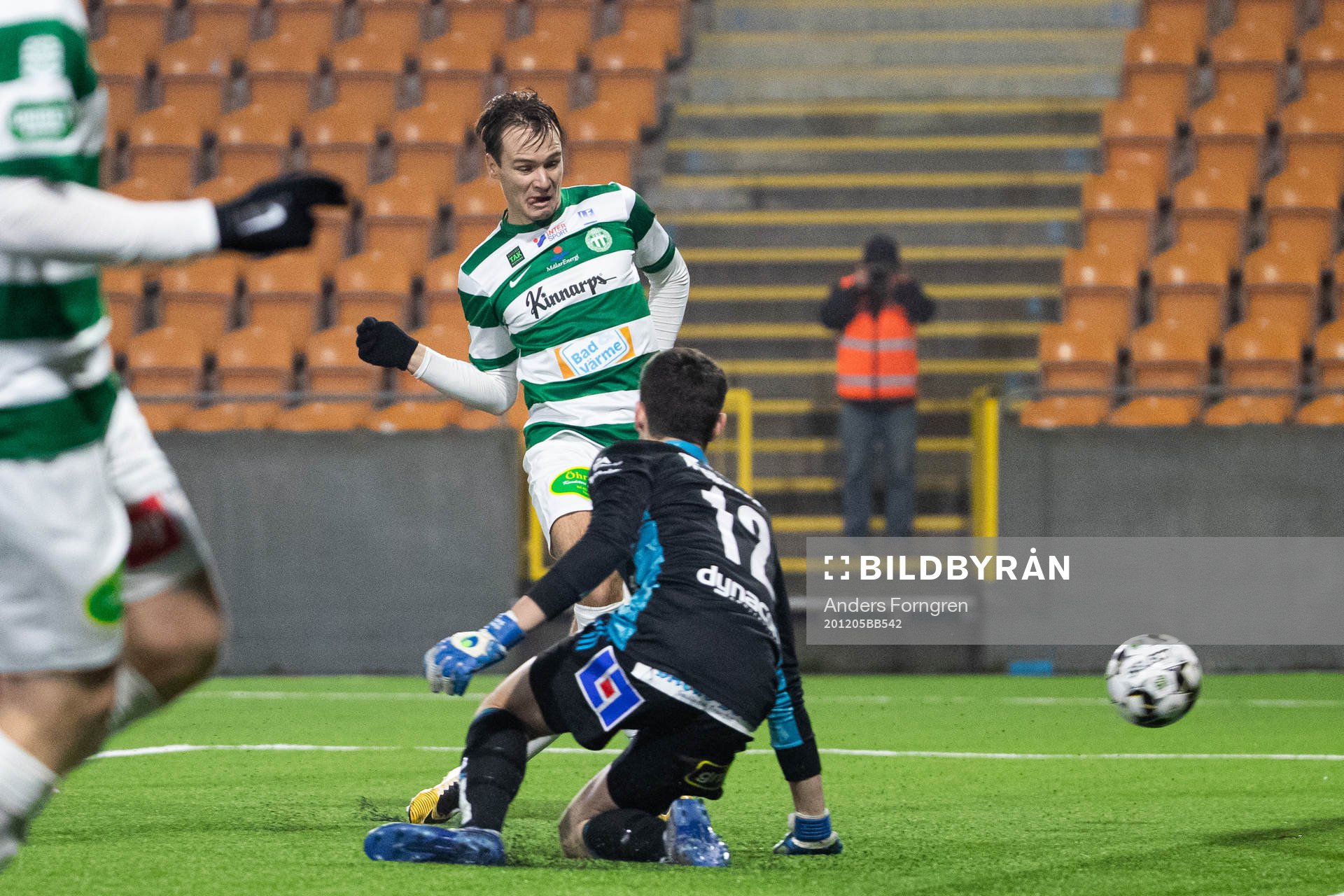 Västerås Viktor Prodell gör 1-0 bakom Örgrytes målvakt