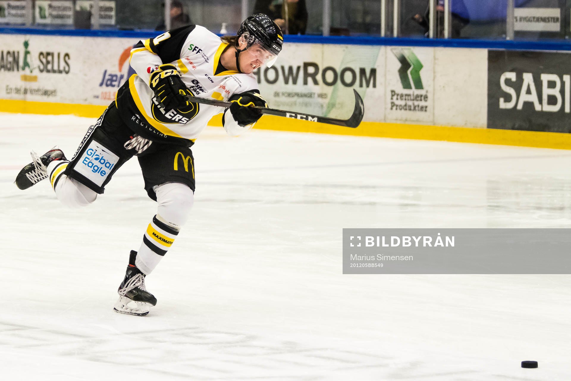 Simen Talge of Stavanger Oilers warms up