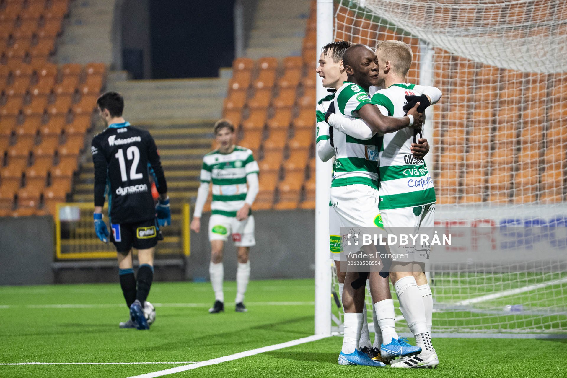 Västerås spelare jublar efter 1-0 av Viktor Prodell under fotbollsmatchen i Superettan mellan Västerås SK och Öster den 5 december 2020 i Västerås.