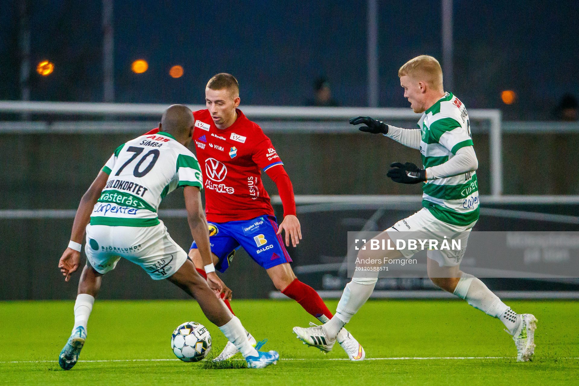 Västerås Moonga Simba , Östers Petar Petrovic och Västerås Simon Johansson under fotbollsmatchen i Superettan mellan Västerås SK och Öster den 5 december 2020 i Västerås.