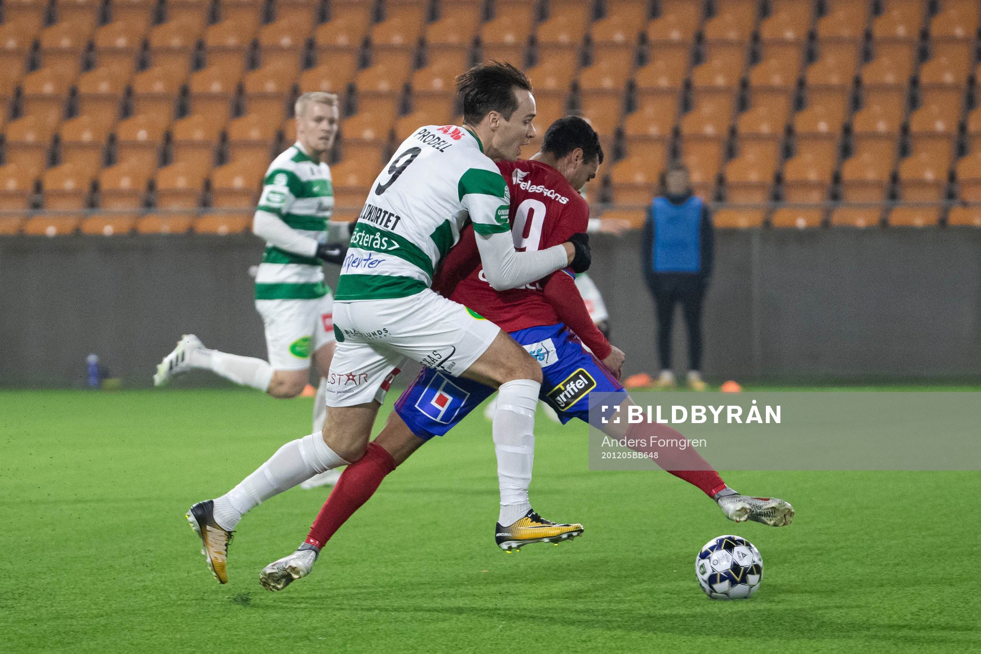Västerås Viktor Prodell och Östers Liridon Silka under fotbollsmatchen i Superettan mellan Västerås SK och Öster den 5 december 2020 i Västerås.