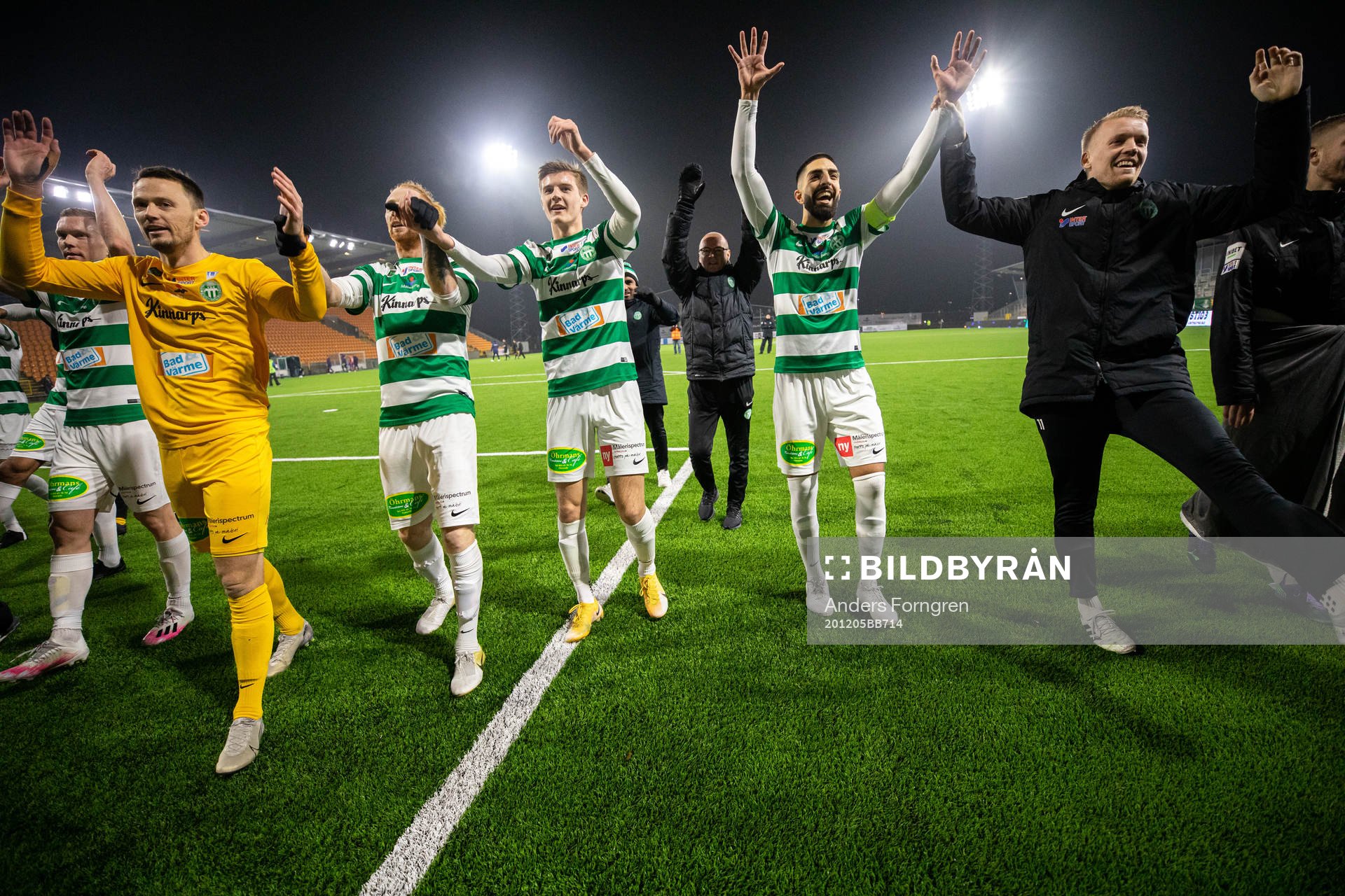 Västerås spelare jublar efter fotbollsmatchen i Superettan mellan Västerås SK och Öster den 5 december 2020 i Västerås.