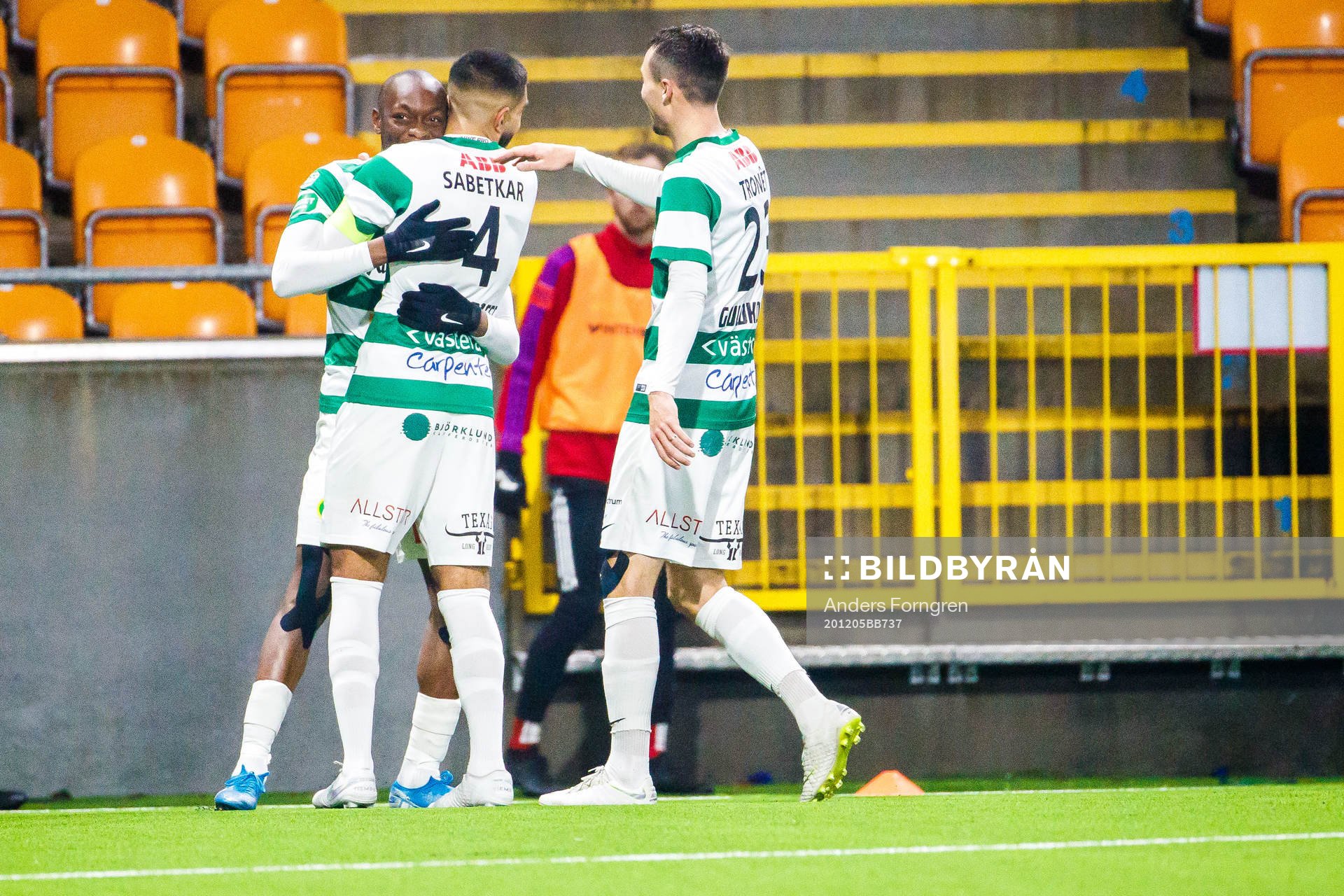 2-1 av Västerås Moonga Simba , kramas om Västerås Sean Sabetkar och Filip Tronet under fotbollsmatchen i Superettan mellan Västerås SK och Öster den 5 december 2020 i Västerås.