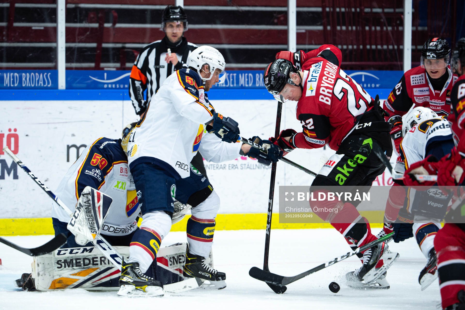Djurgårdens Tobias Ekberg och Malmö Redhawks Lars Bryggman
