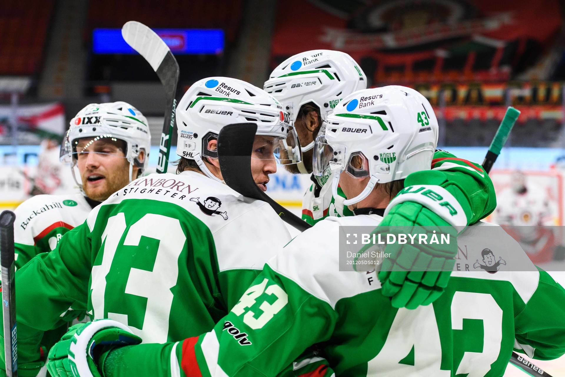 Rögles Niklas Hansson jublar med lagkamrater